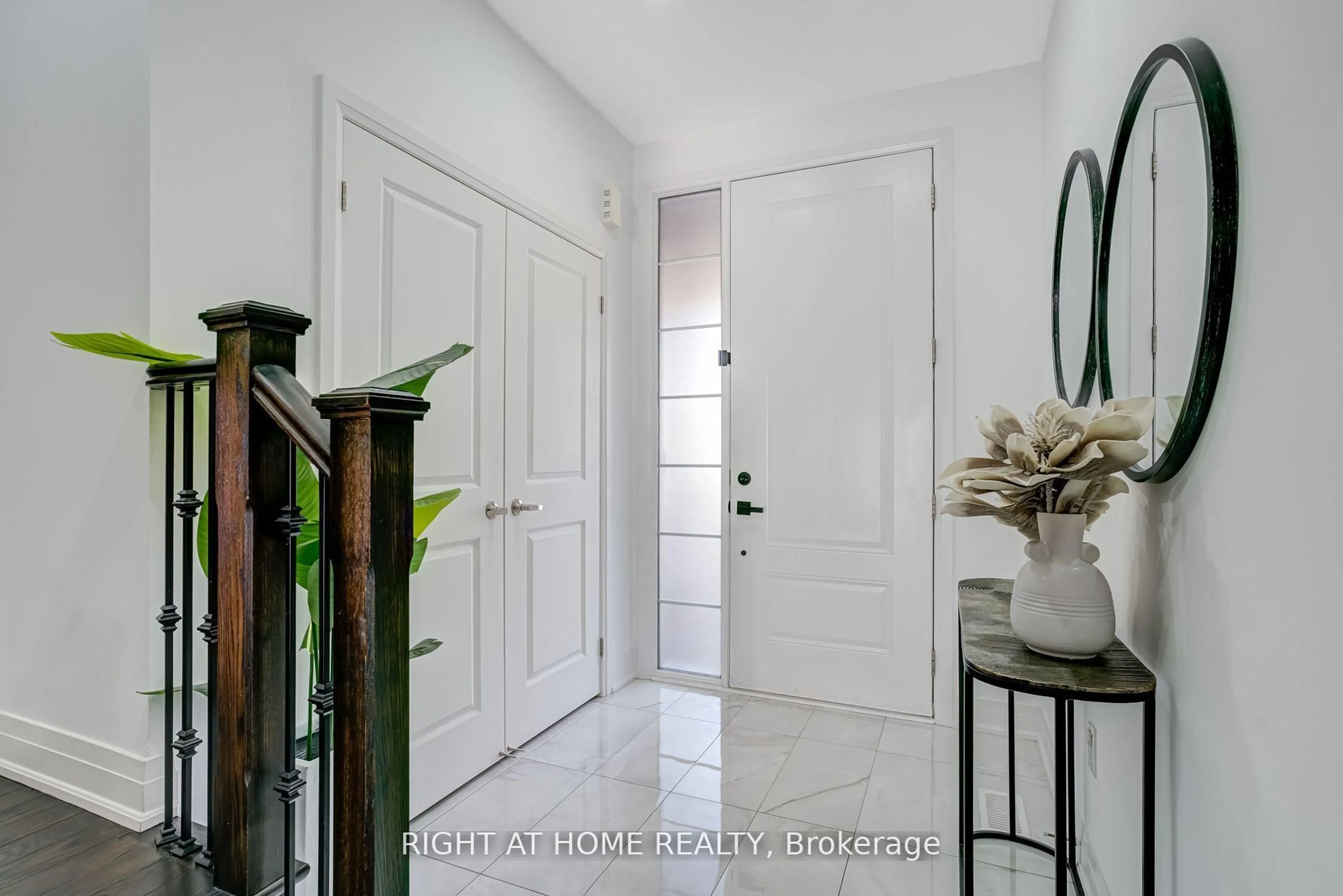 Indoor entryway for 310 Silk Twist Dr, East Gwillimbury Ontario L9N 0V4