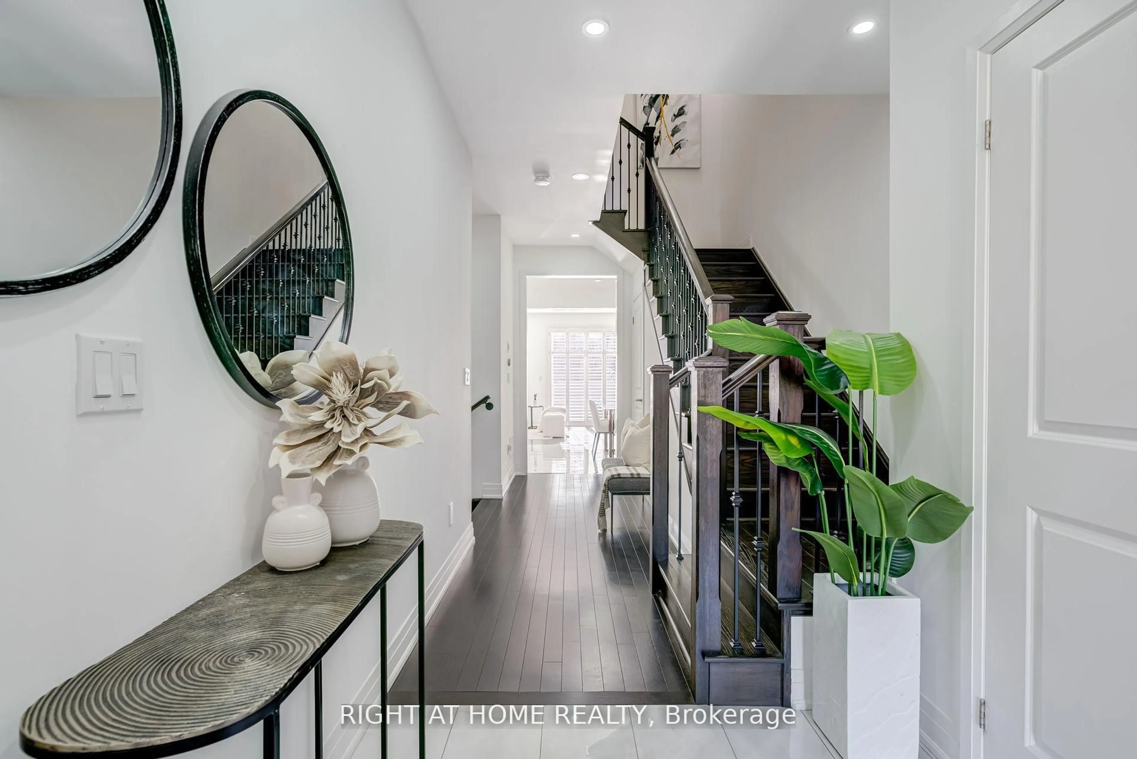 Indoor entryway for 310 Silk Twist Dr, East Gwillimbury Ontario L9N 0V4