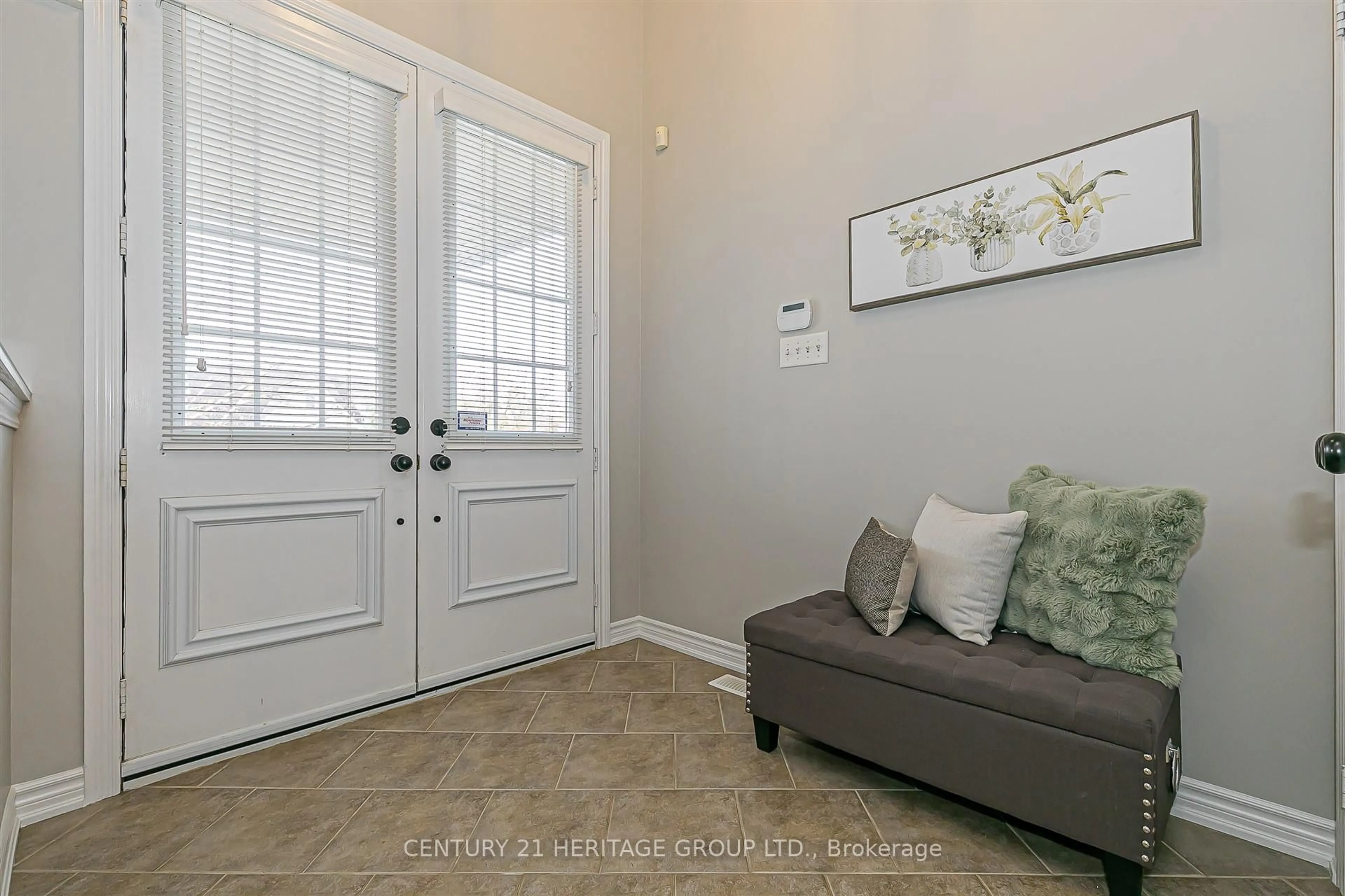 Indoor entryway for 3 Cheltonwood Crt, East Gwillimbury Ontario L0G 1M0