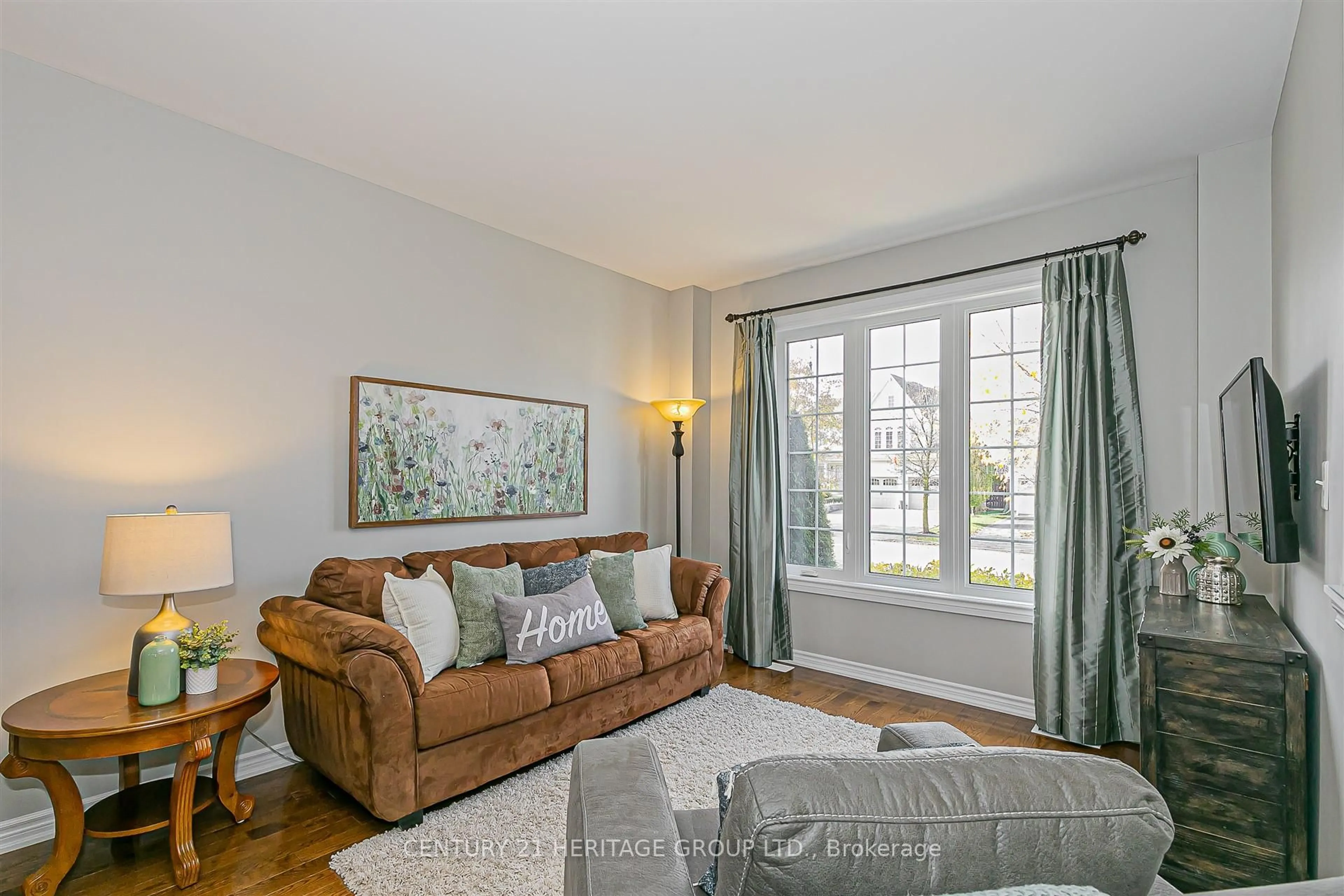 Living room with furniture, unknown for 3 Cheltonwood Crt, East Gwillimbury Ontario L0G 1M0