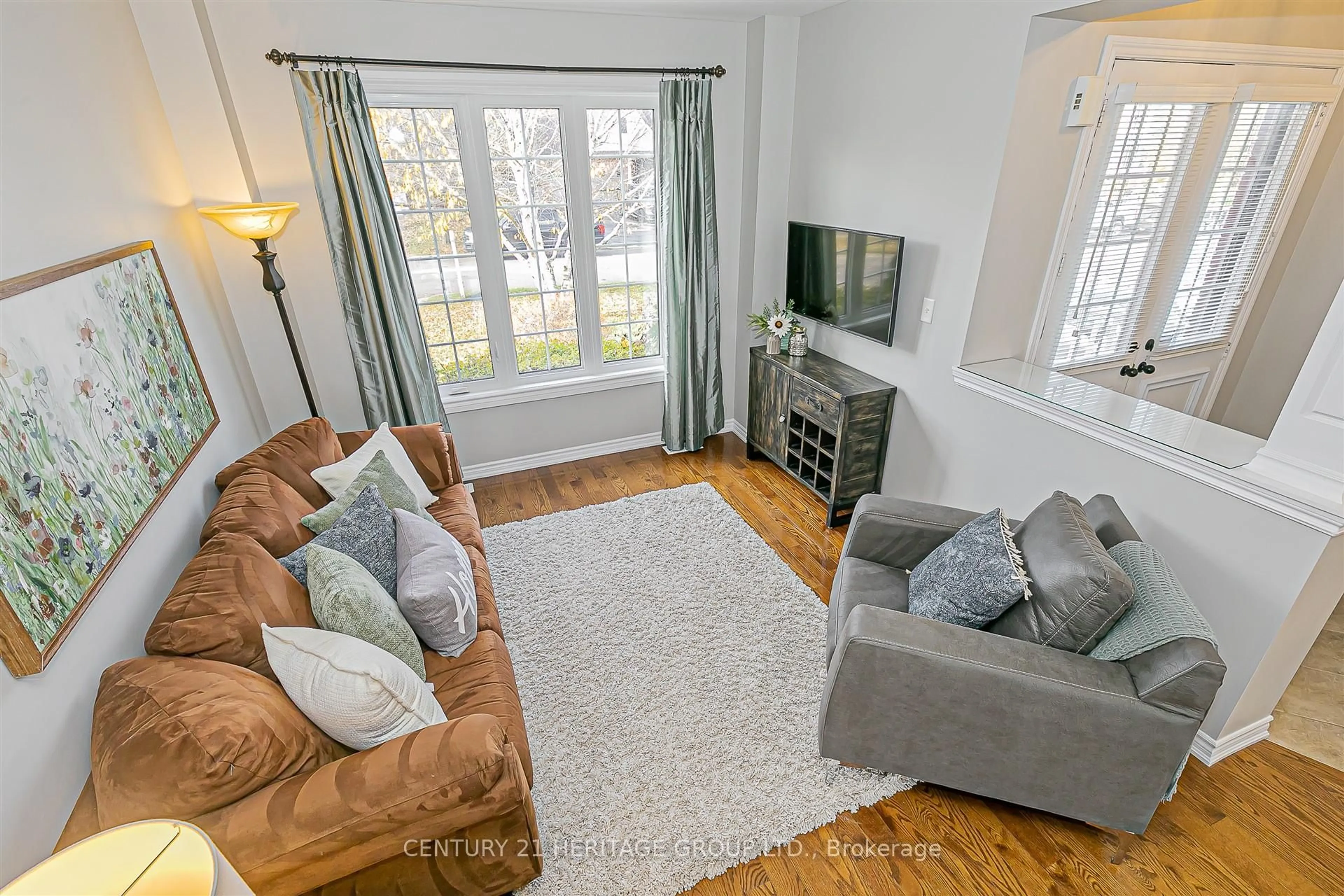 Living room with furniture, unknown for 3 Cheltonwood Crt, East Gwillimbury Ontario L0G 1M0