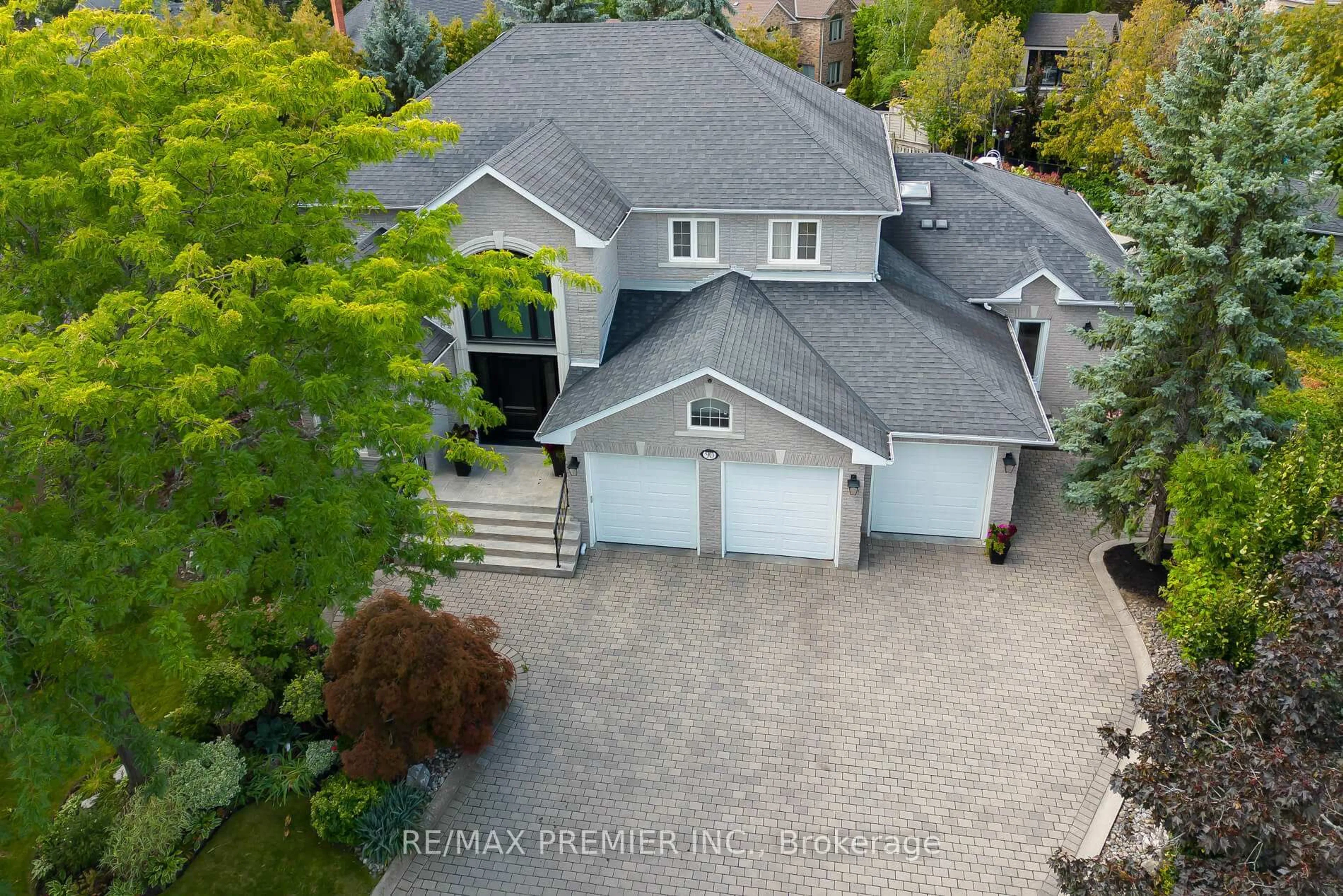 A pic from outside/outdoor area/front of a property/back of a property/a pic from drone, street for 90 Shamrock Cres, Vaughan Ontario L4H 1A3