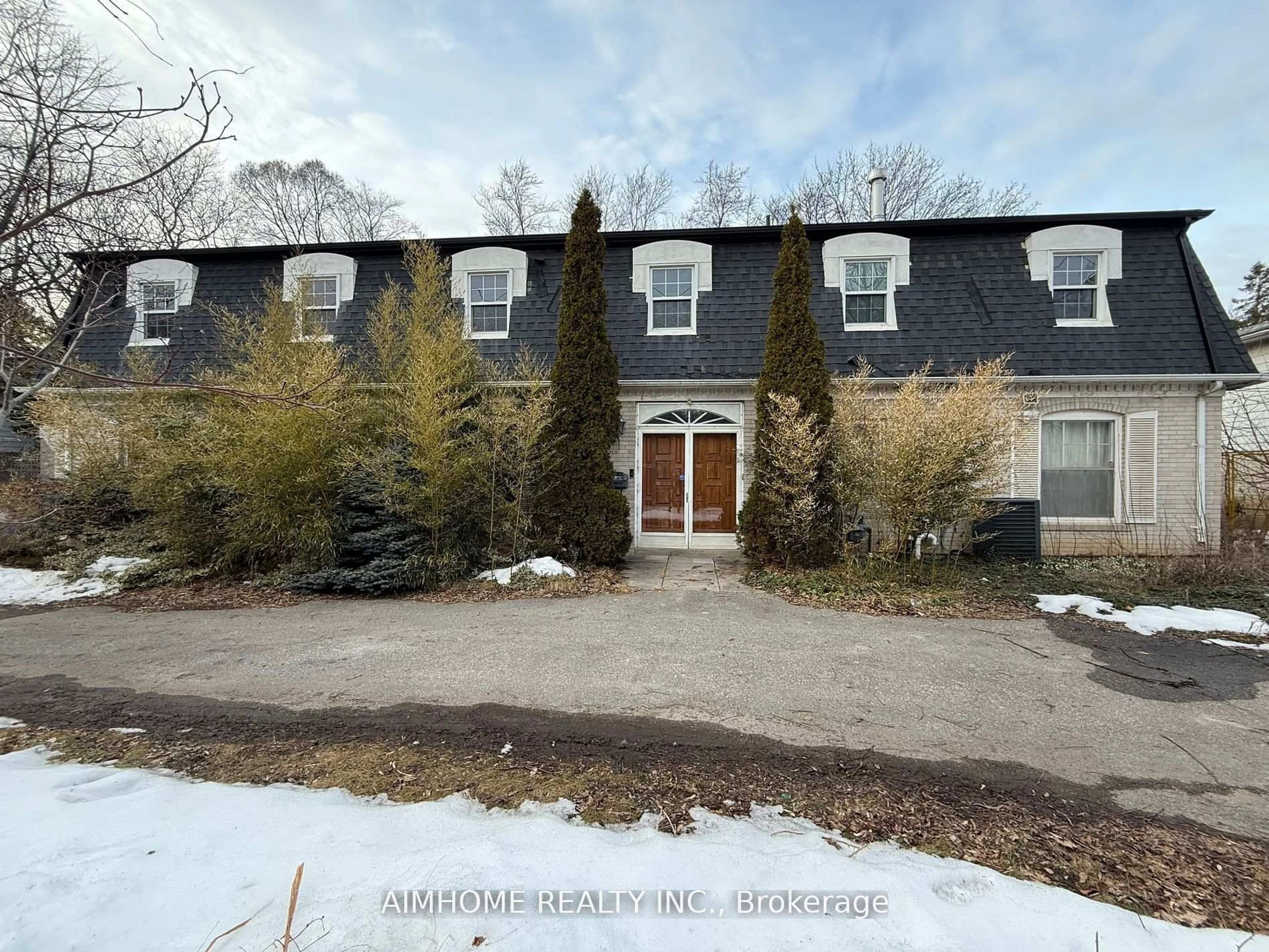 A pic from outside/outdoor area/front of a property/back of a property/a pic from drone, street for 338 Steeles Ave, Markham Ontario L3T 1A8