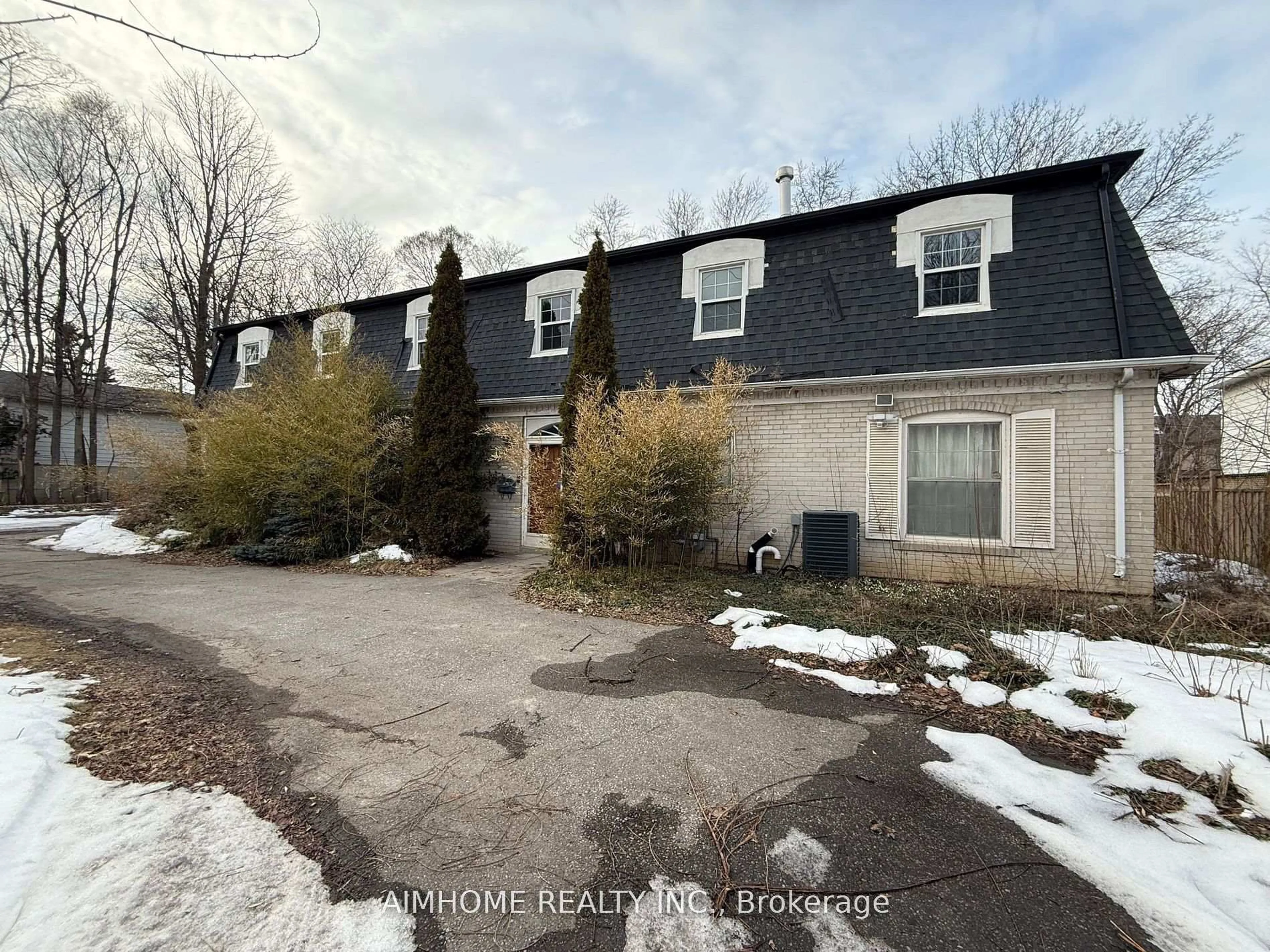 A pic from outside/outdoor area/front of a property/back of a property/a pic from drone, street for 338 Steeles Ave, Markham Ontario L3T 1A8