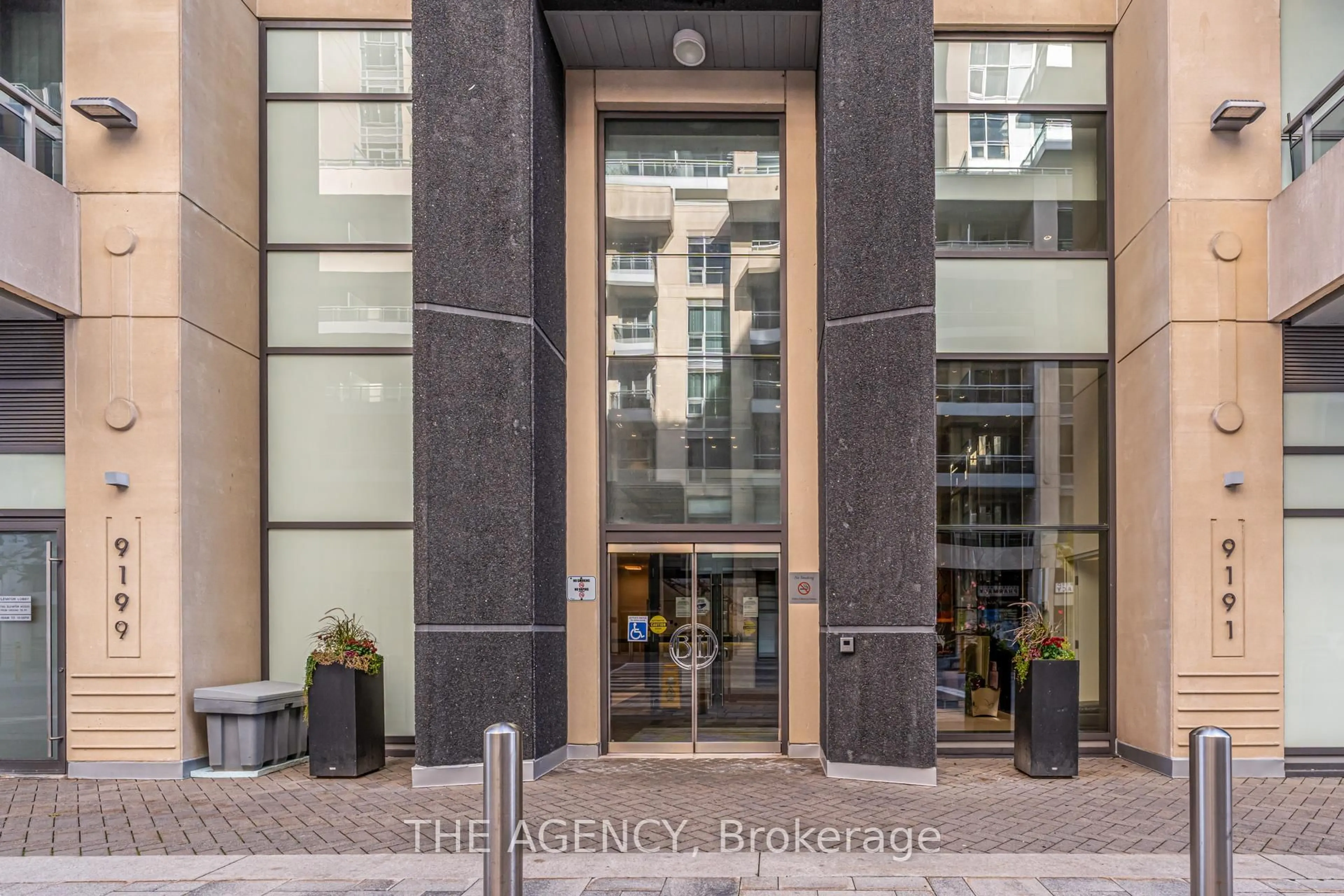 Indoor foyer for 9191 Yonge St #Sw502, Richmond Hill Ontario L4C 1E2