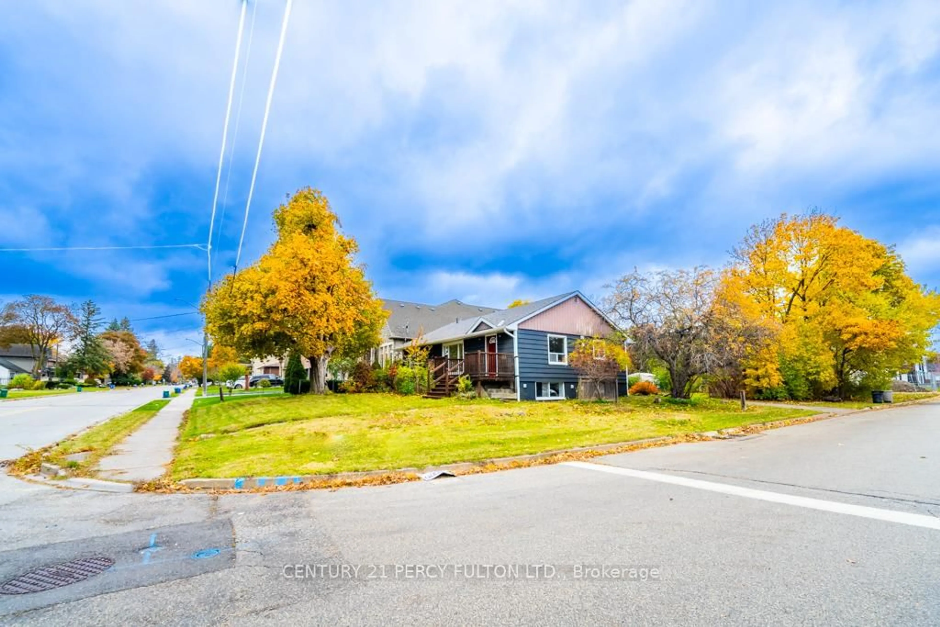 A pic from outside/outdoor area/front of a property/back of a property/a pic from drone, street for 243 Ruggles Ave, Richmond Hill Ontario L4C 1Y6