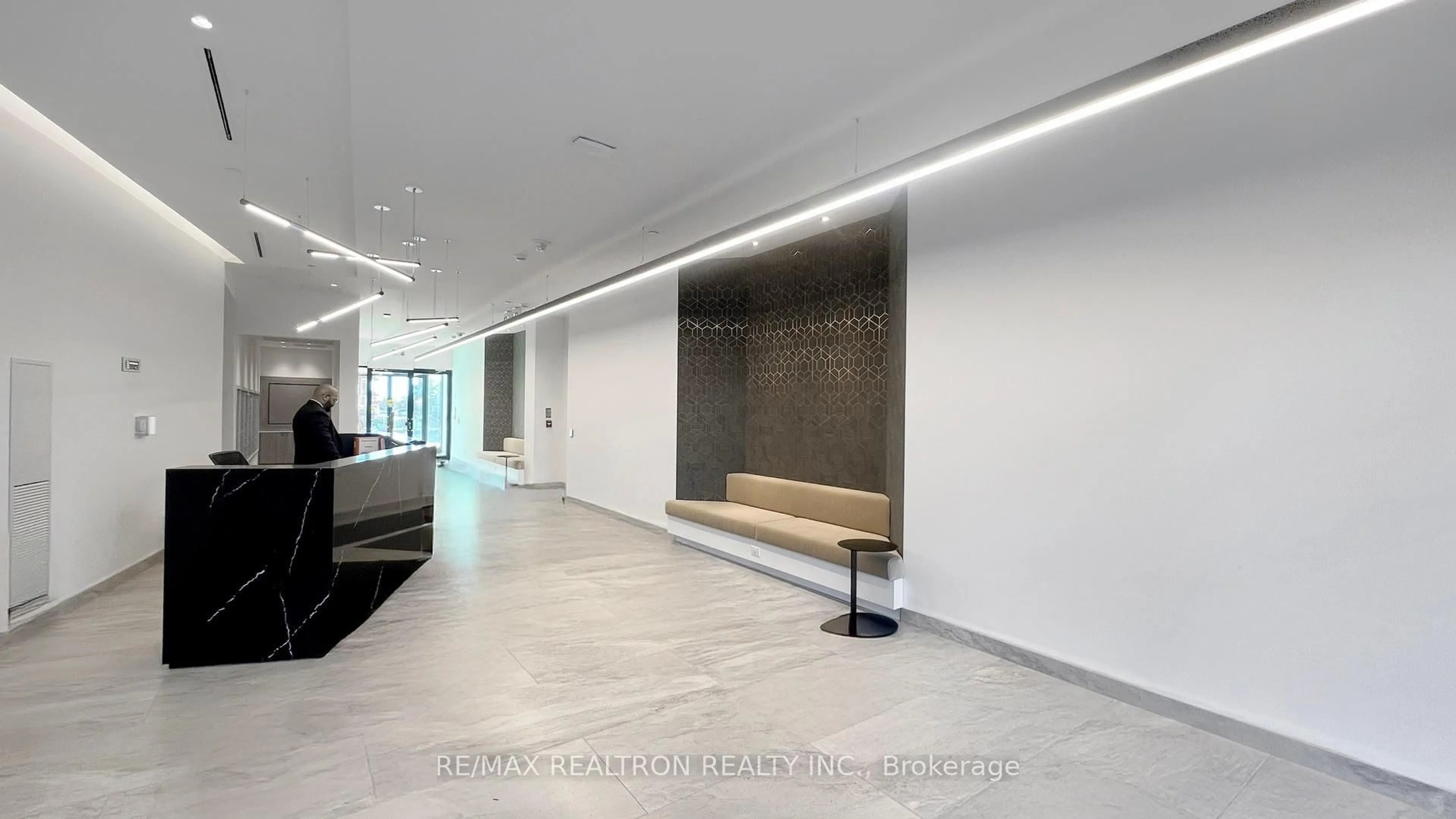 Indoor foyer for 6 David Eyer Rd #915, Richmond Hill Ontario L4S 0N5