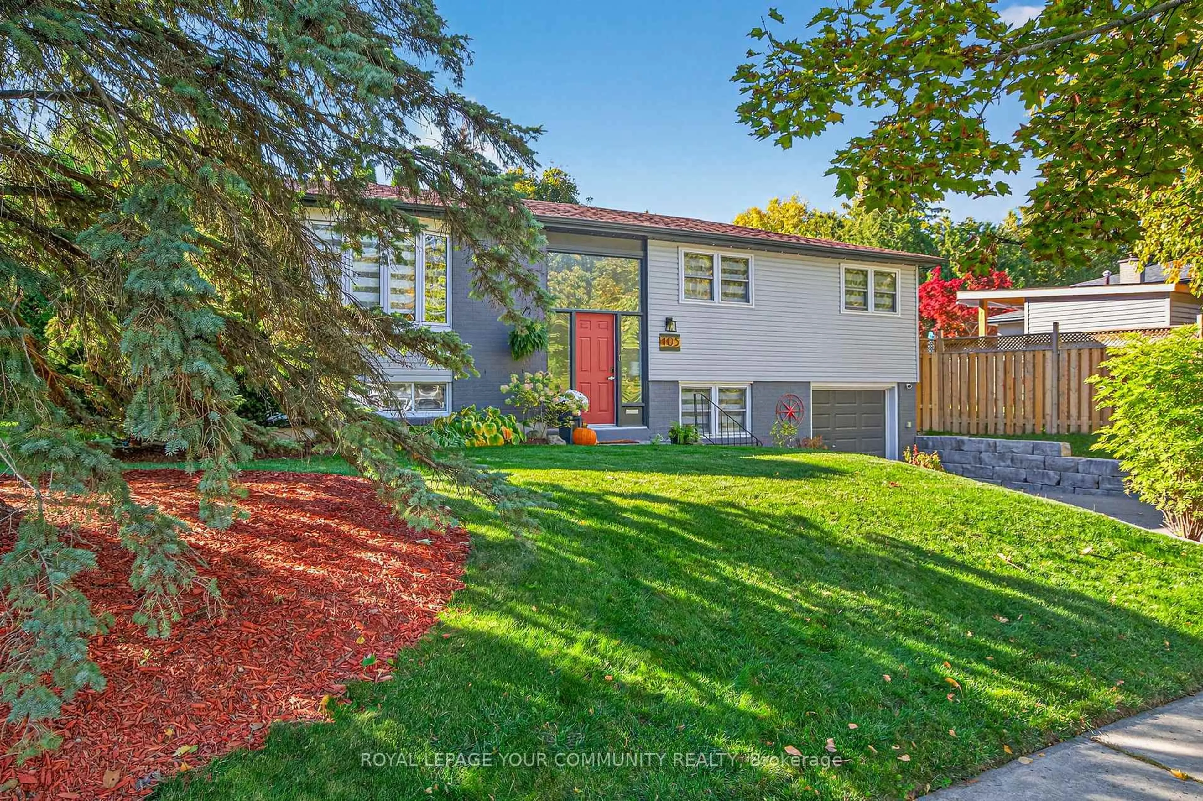 Home with vinyl exterior material, street for 105 Orchard Heights Blvd, Aurora Ontario L4G 2Z8