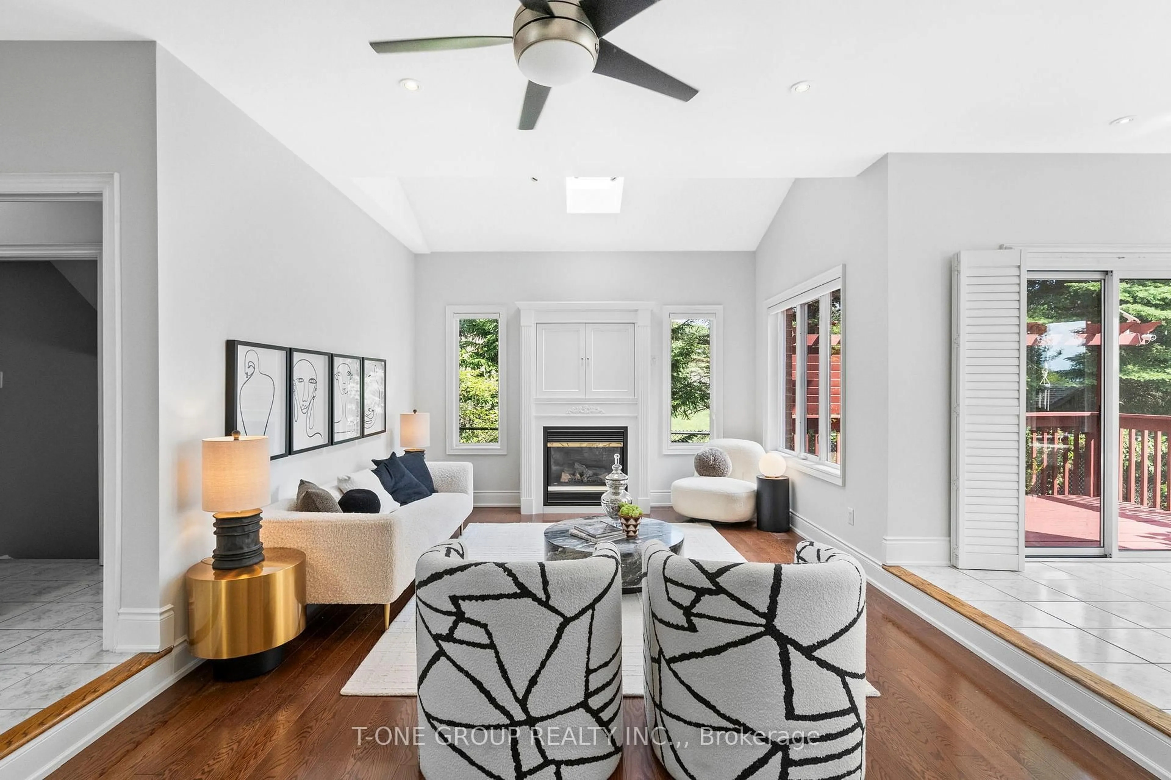 Living room with furniture, unknown for 1022 Ivsbridge Blvd, Newmarket Ontario L3X 2A2