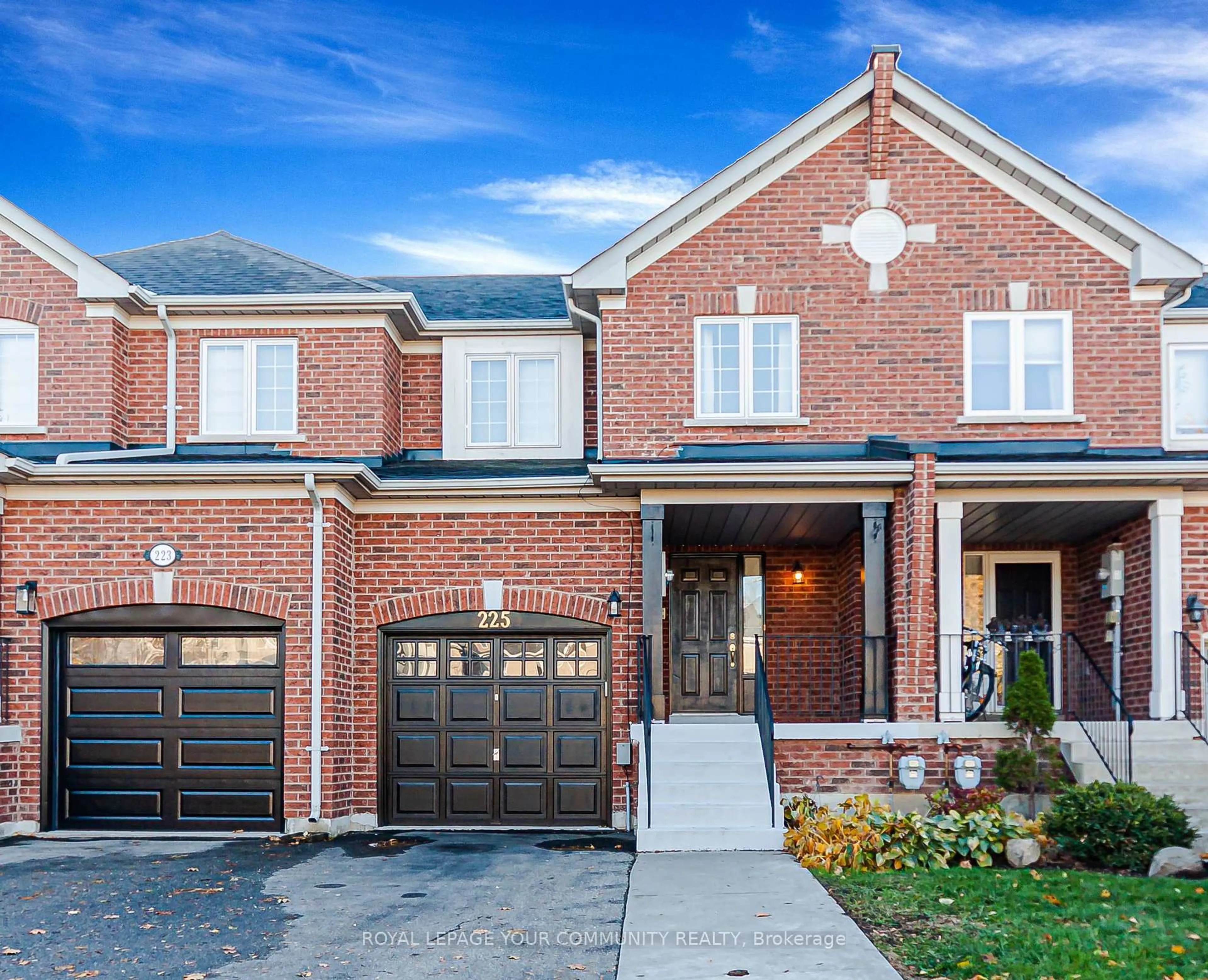 Home with brick exterior material, street for 225 Banbrooke Cres, Newmarket Ontario L3X 2W7