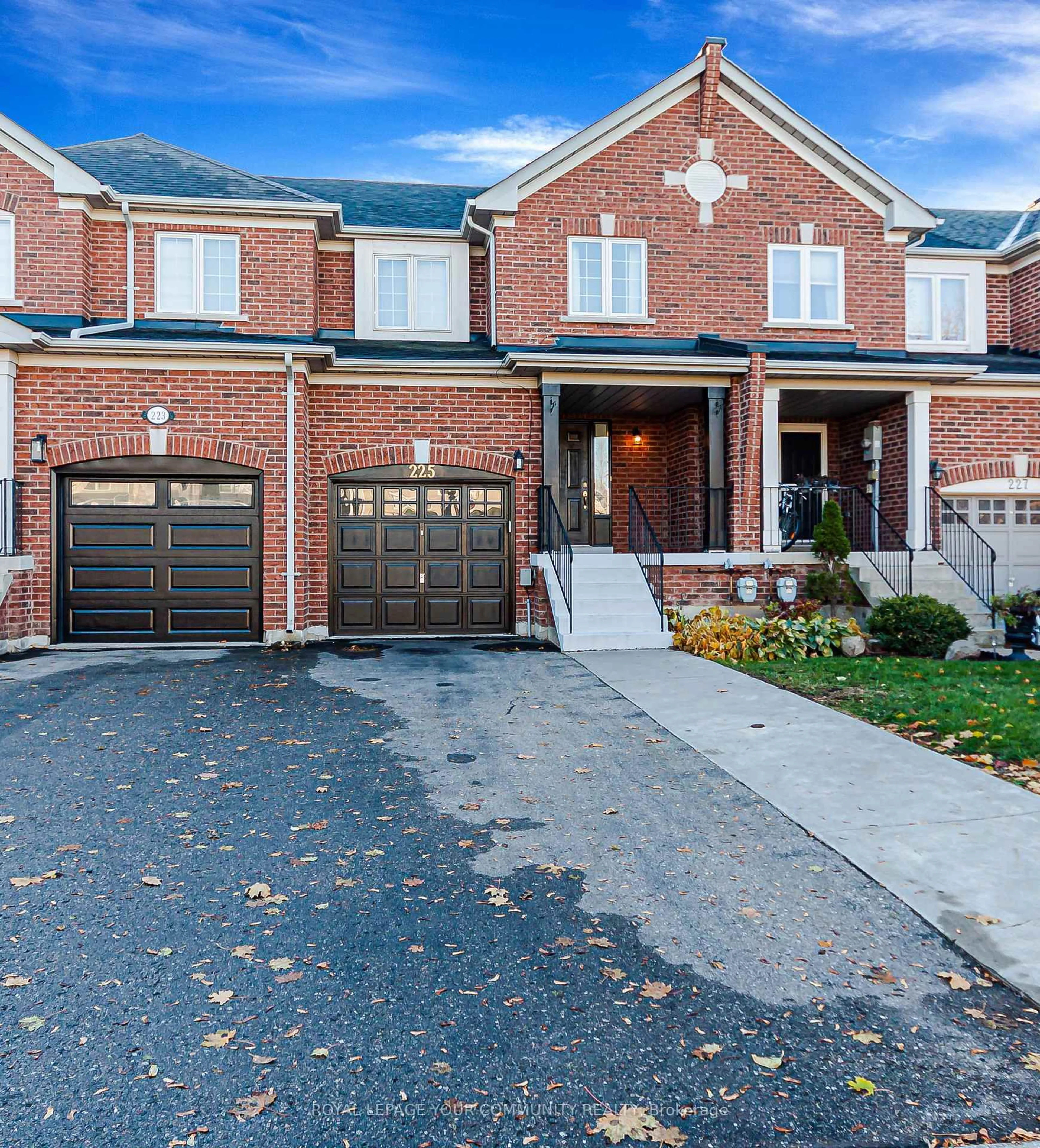 Home with brick exterior material, street for 225 Banbrooke Cres, Newmarket Ontario L3X 2W7