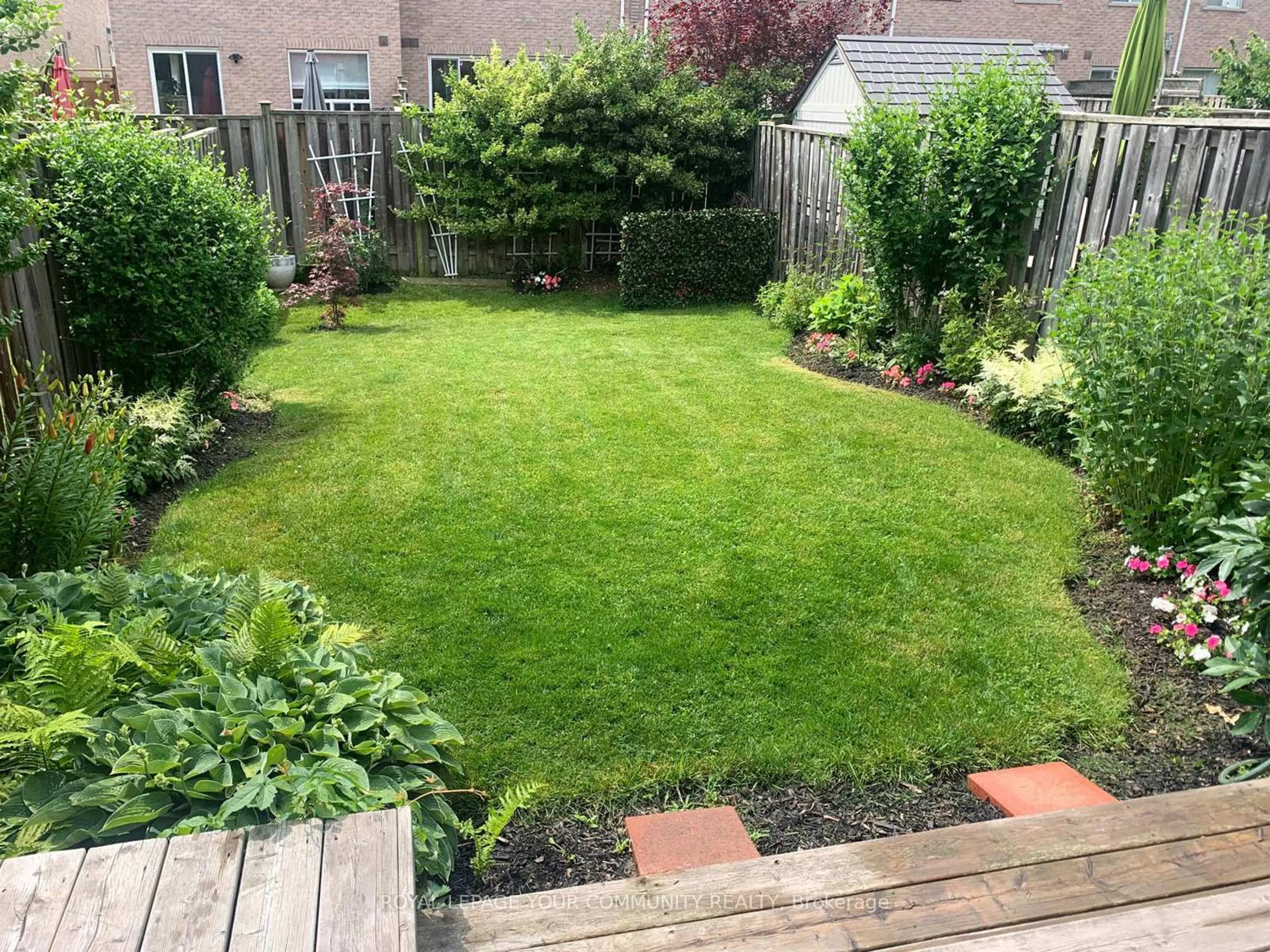 Unknown for 225 Banbrooke Cres, Newmarket Ontario L3X 2W7