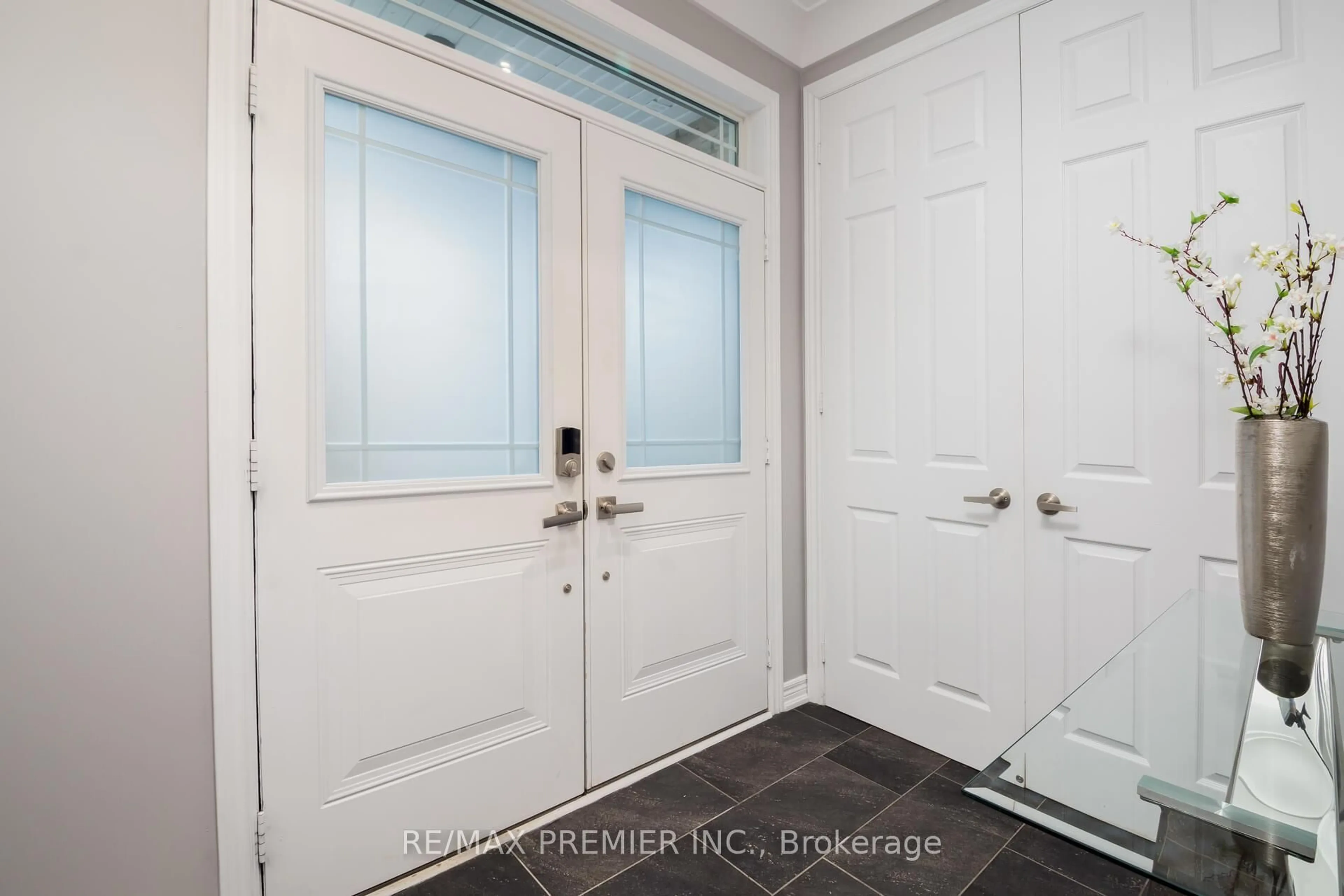 Indoor entryway for 76 Cauthers Cres, New Tecumseth Ontario L9R 0L2