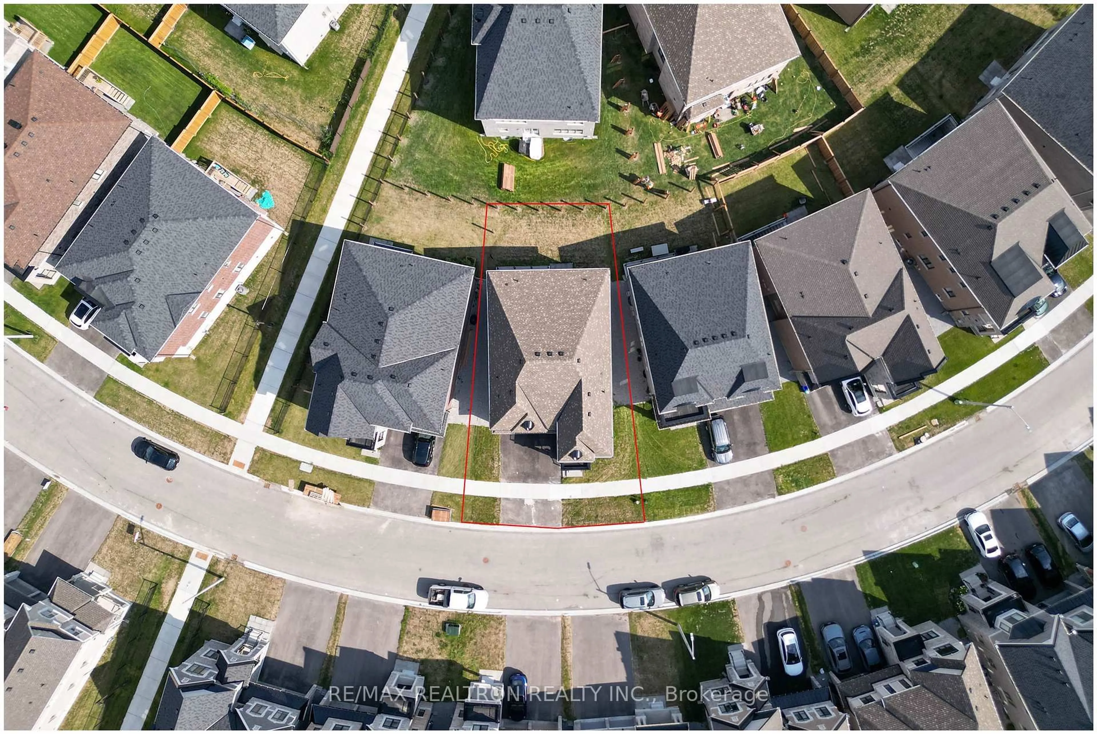 A pic from outside/outdoor area/front of a property/back of a property/a pic from drone, street for 73 Current Dr, Richmond Hill Ontario L4S 0M7