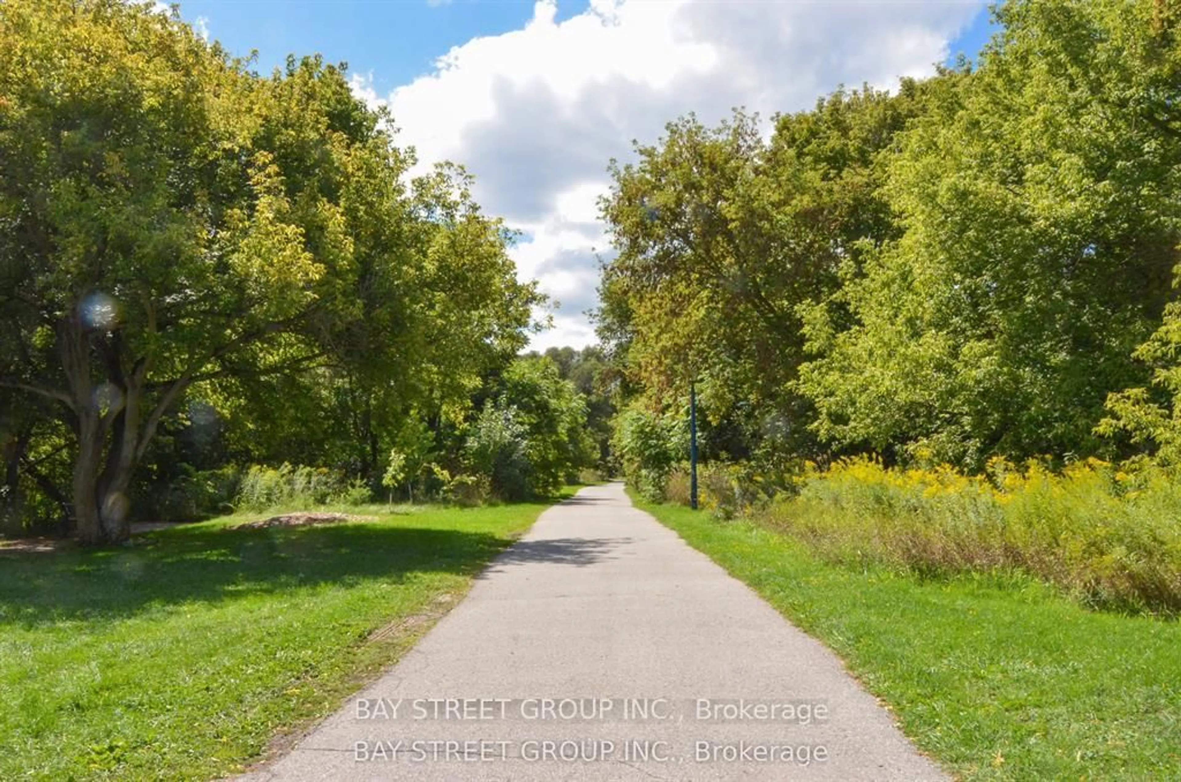 Blurry image for 728 Sunnypoint Dr, Newmarket Ontario L3Y 2Z8