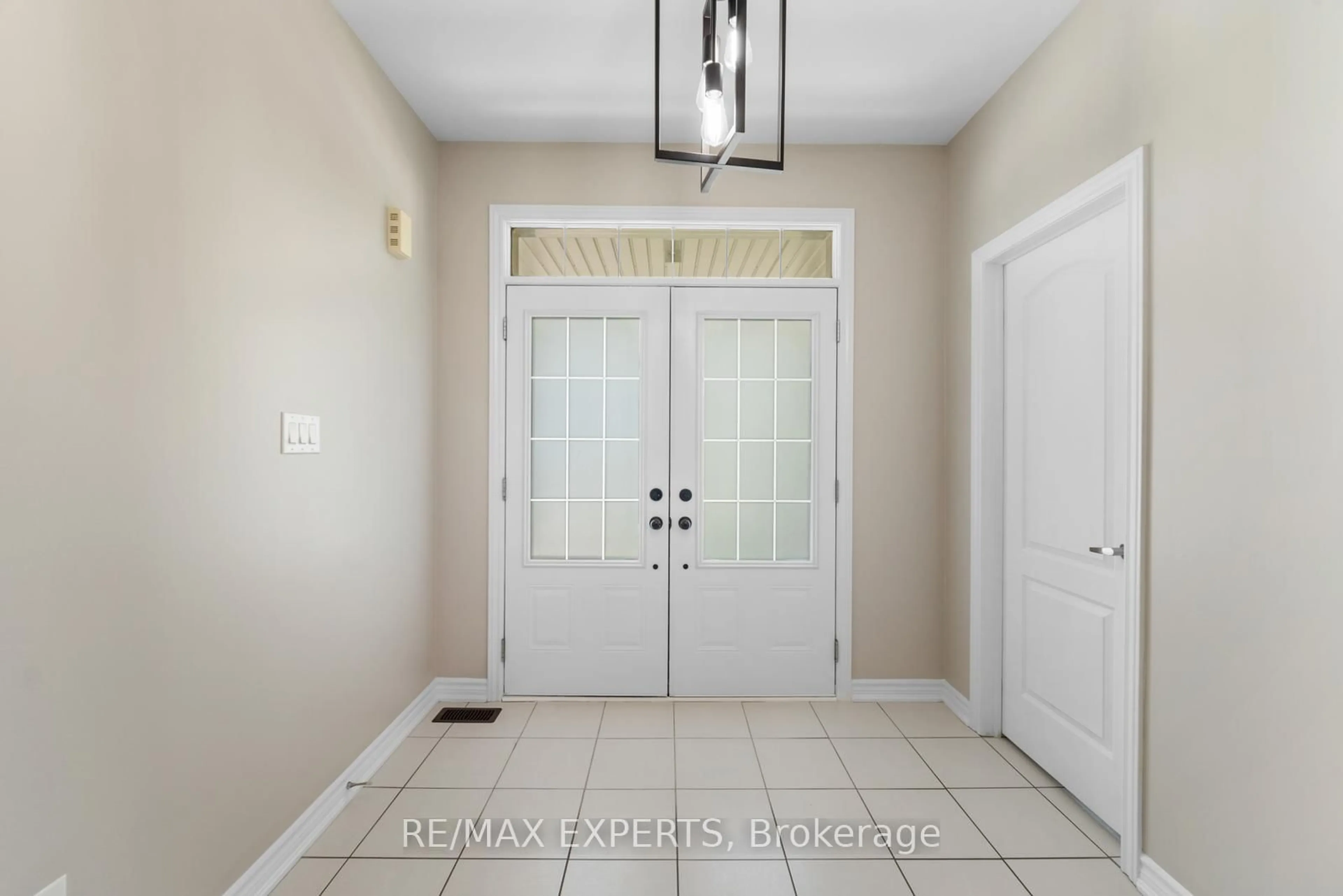 Indoor entryway for 2144 Dale Rd, Innisfil Ontario L9S 0G9