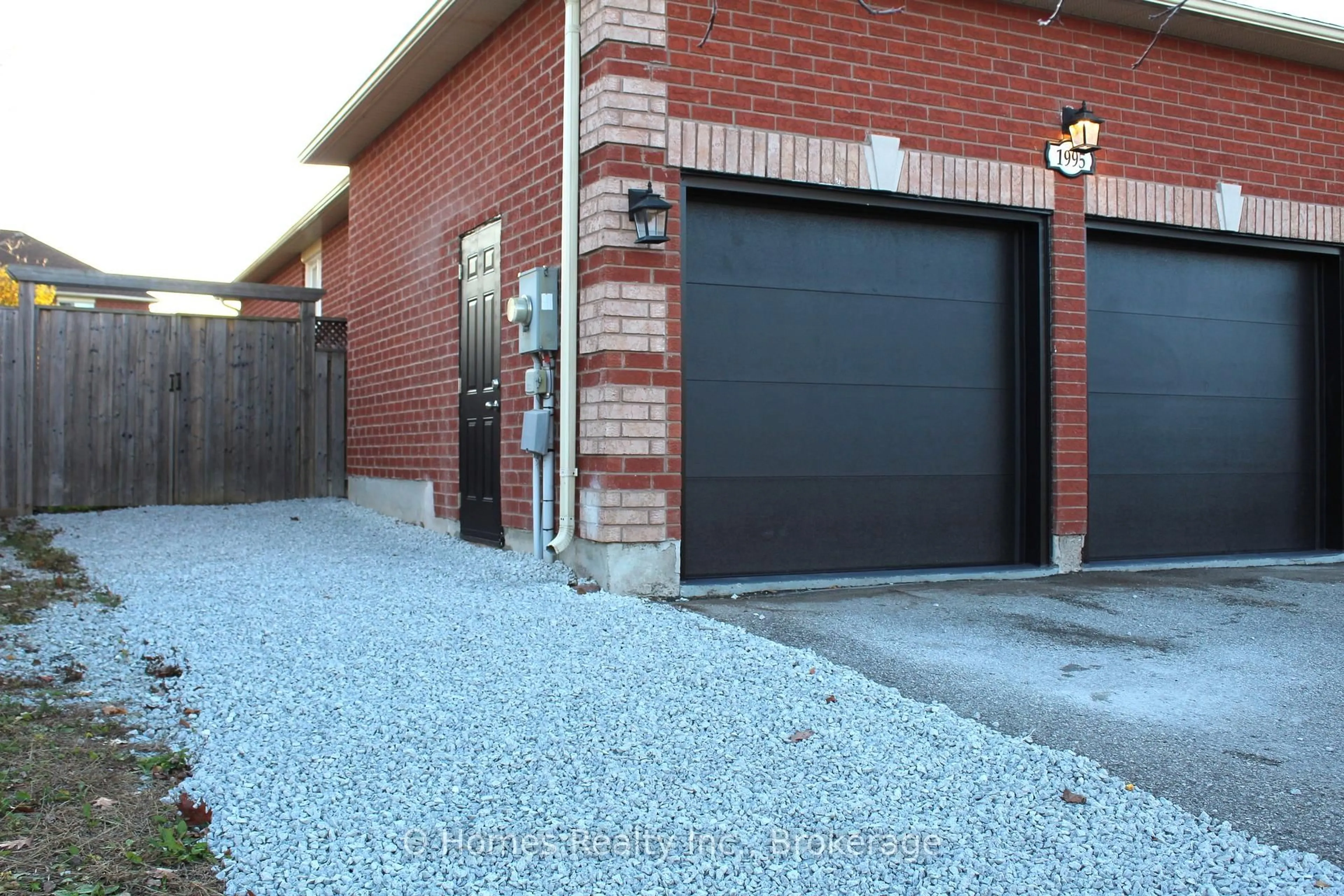 Indoor garage for 1995 Romina Crt, Innisfil Ontario L9S 4Y1