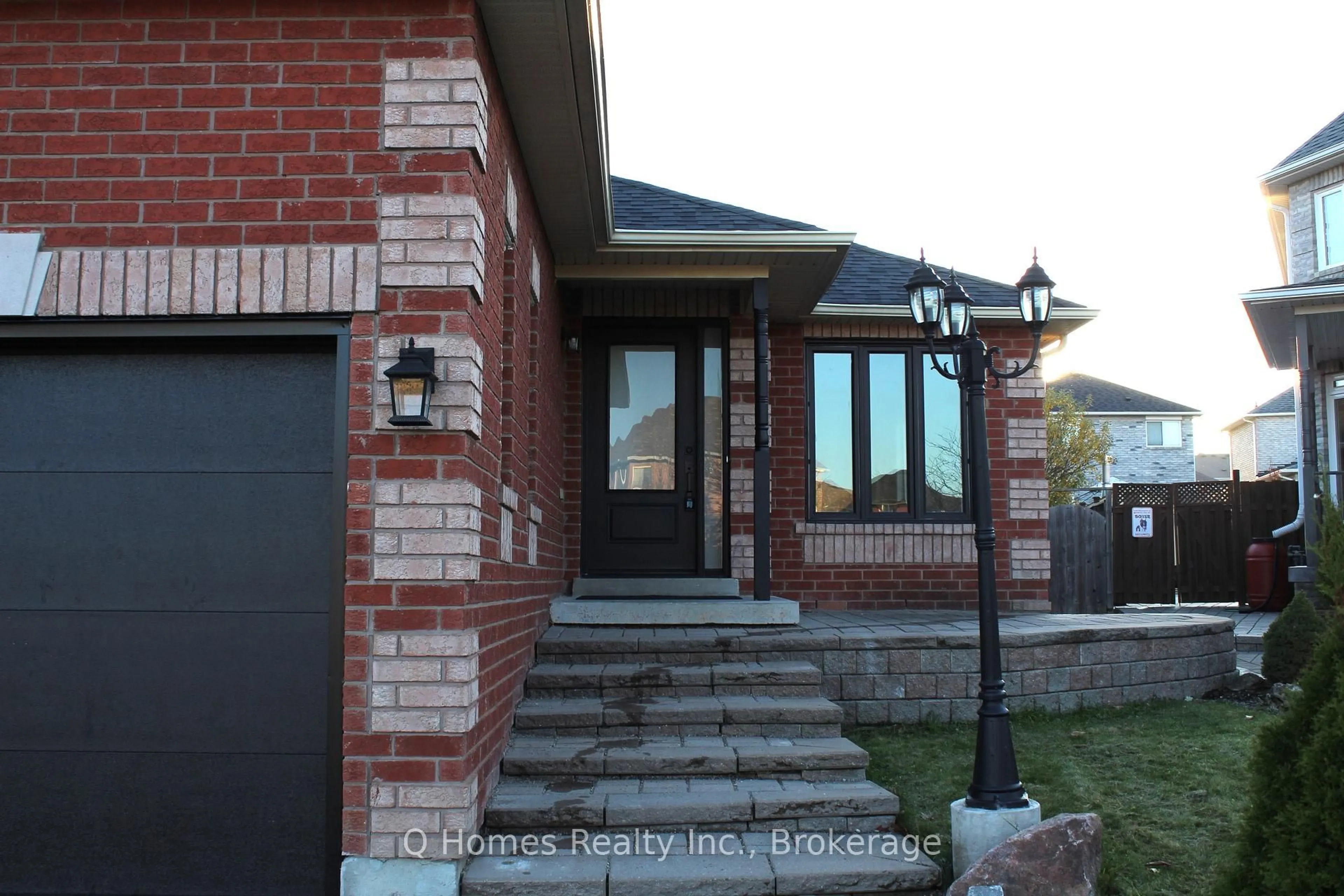 Home with brick exterior material, street for 1995 Romina Crt, Innisfil Ontario L9S 4Y1
