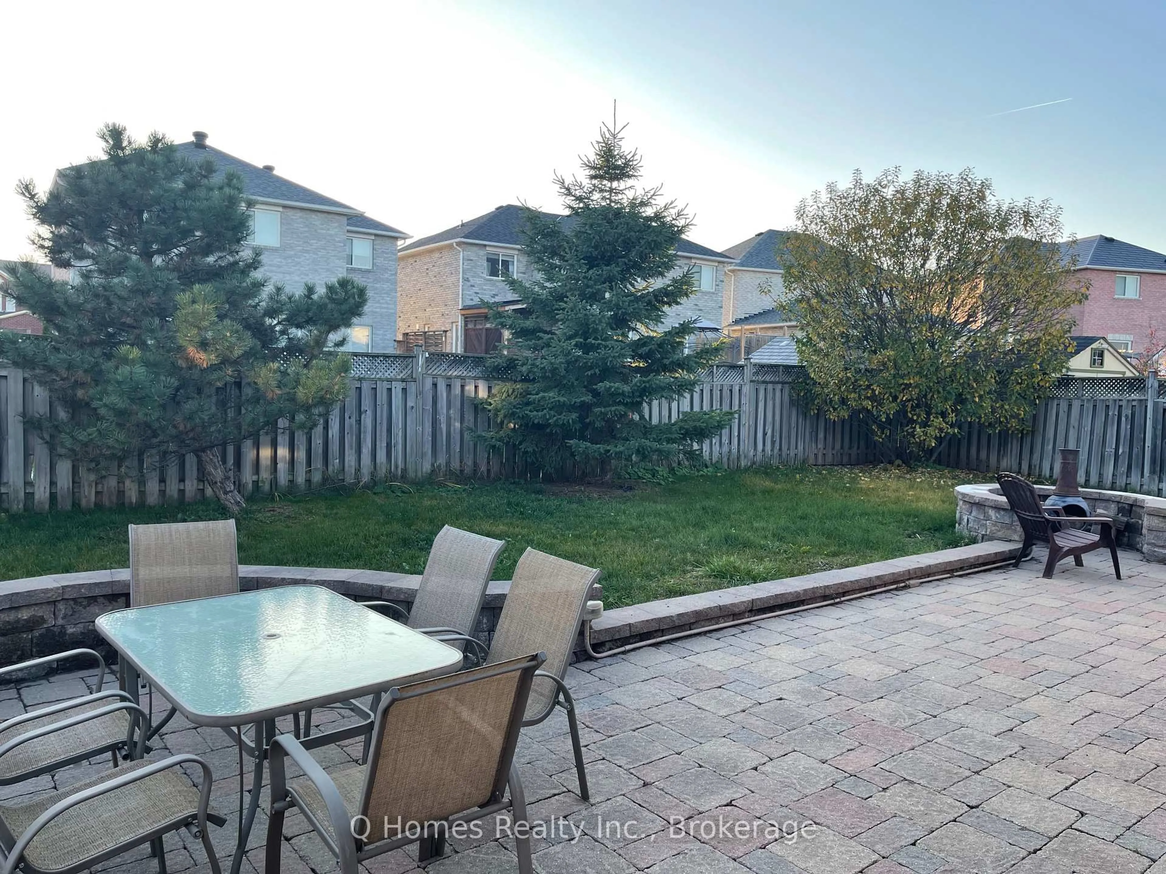 Patio, street for 1995 Romina Crt, Innisfil Ontario L9S 4Y1