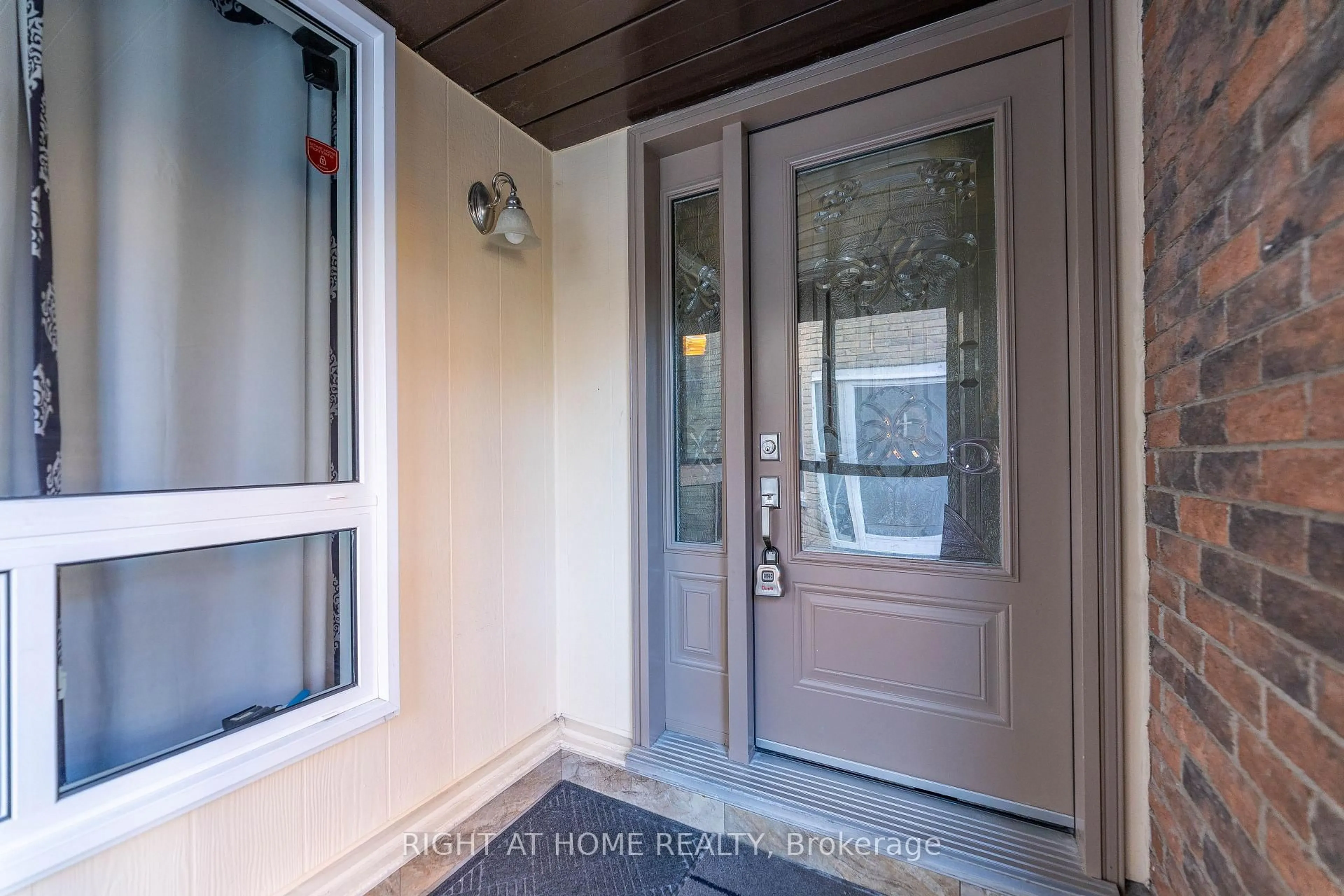 Indoor entryway for 37 Cheeseman Dr, Markham Ontario L3R 3G3