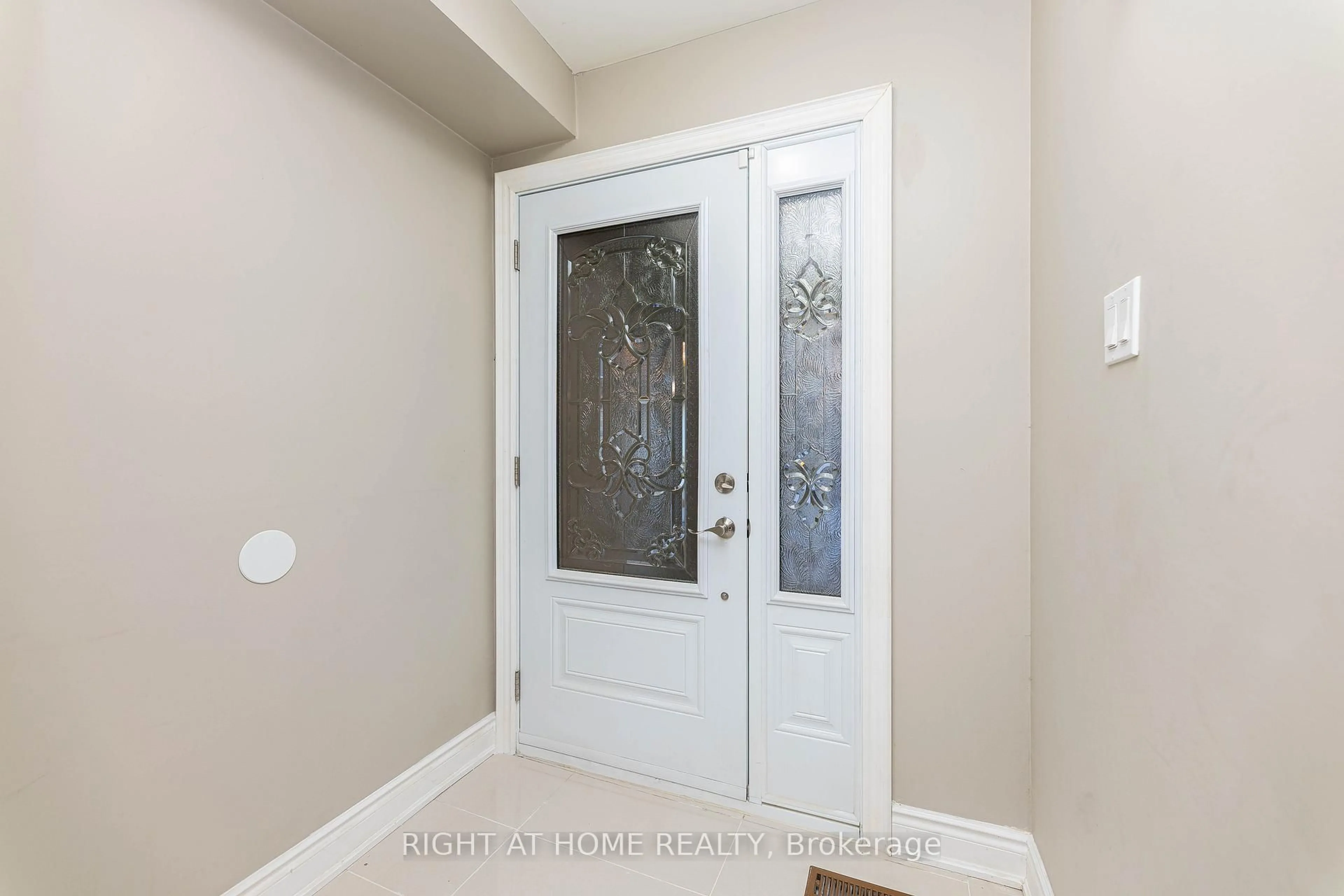 Indoor entryway for 37 Cheeseman Dr, Markham Ontario L3R 3G3