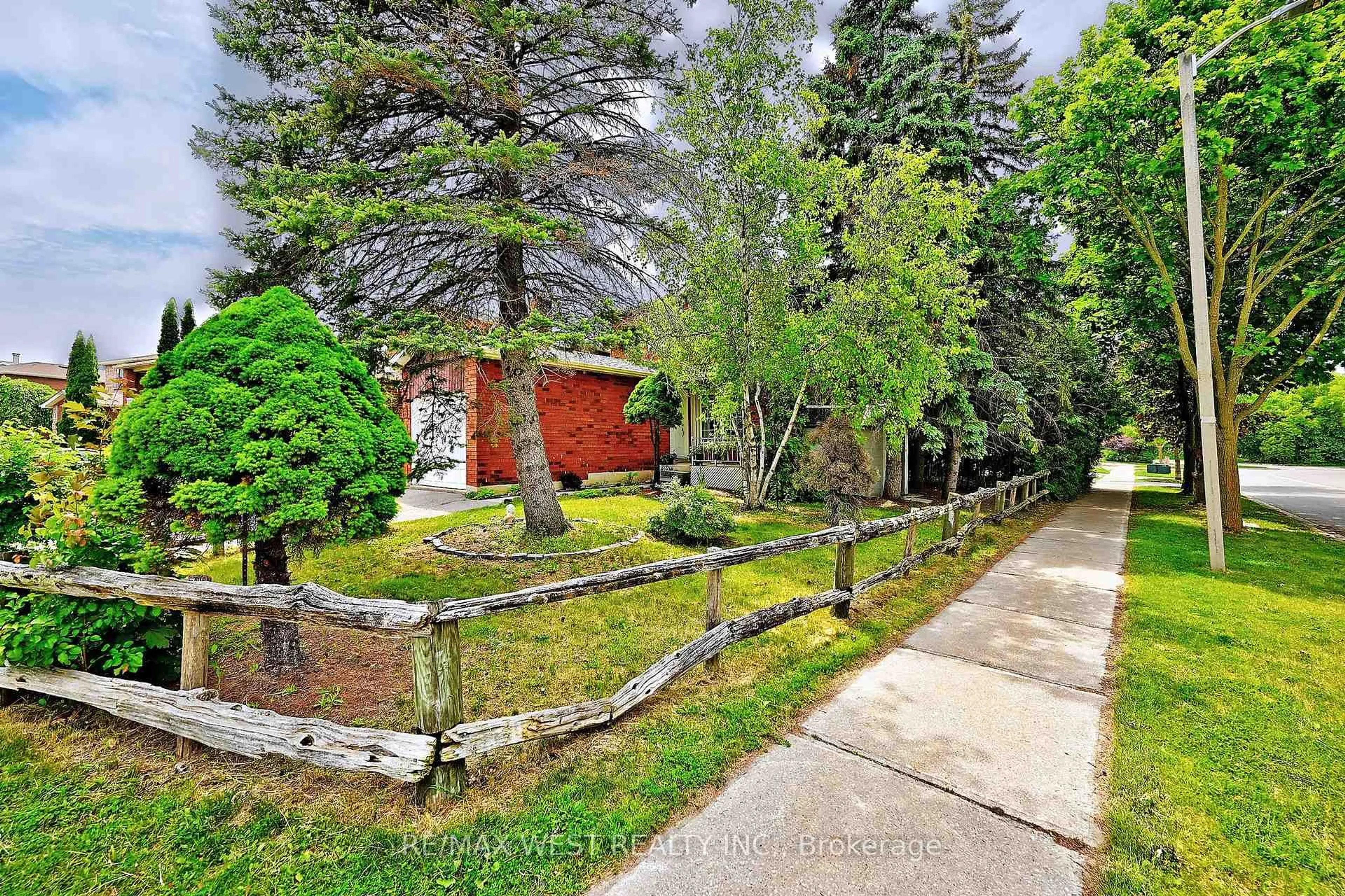 Patio, street for 348 Brownridge Dr, Vaughan Ontario L4J 5W9