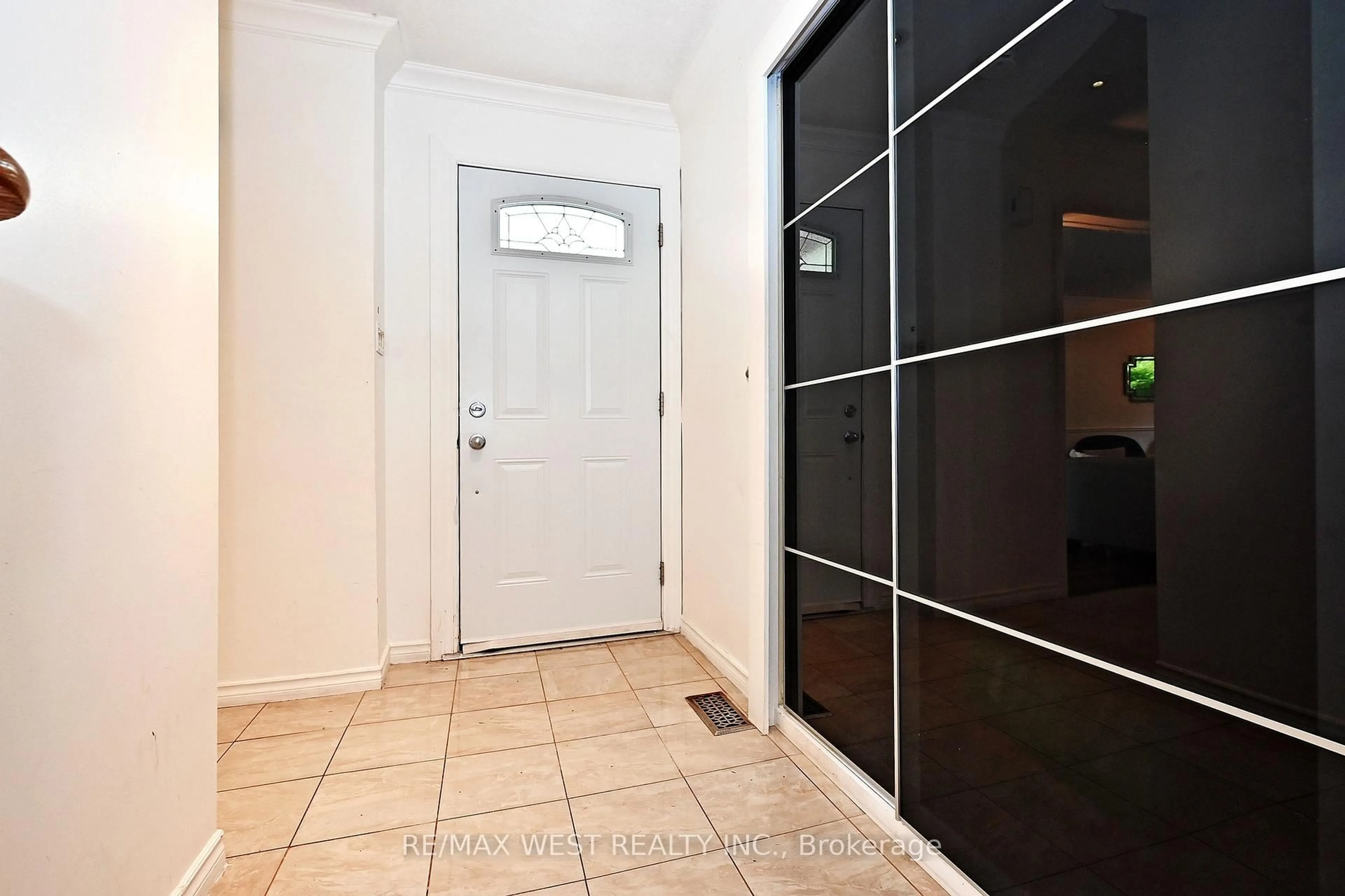 Indoor entryway for 348 Brownridge Dr, Vaughan Ontario L4J 5W9