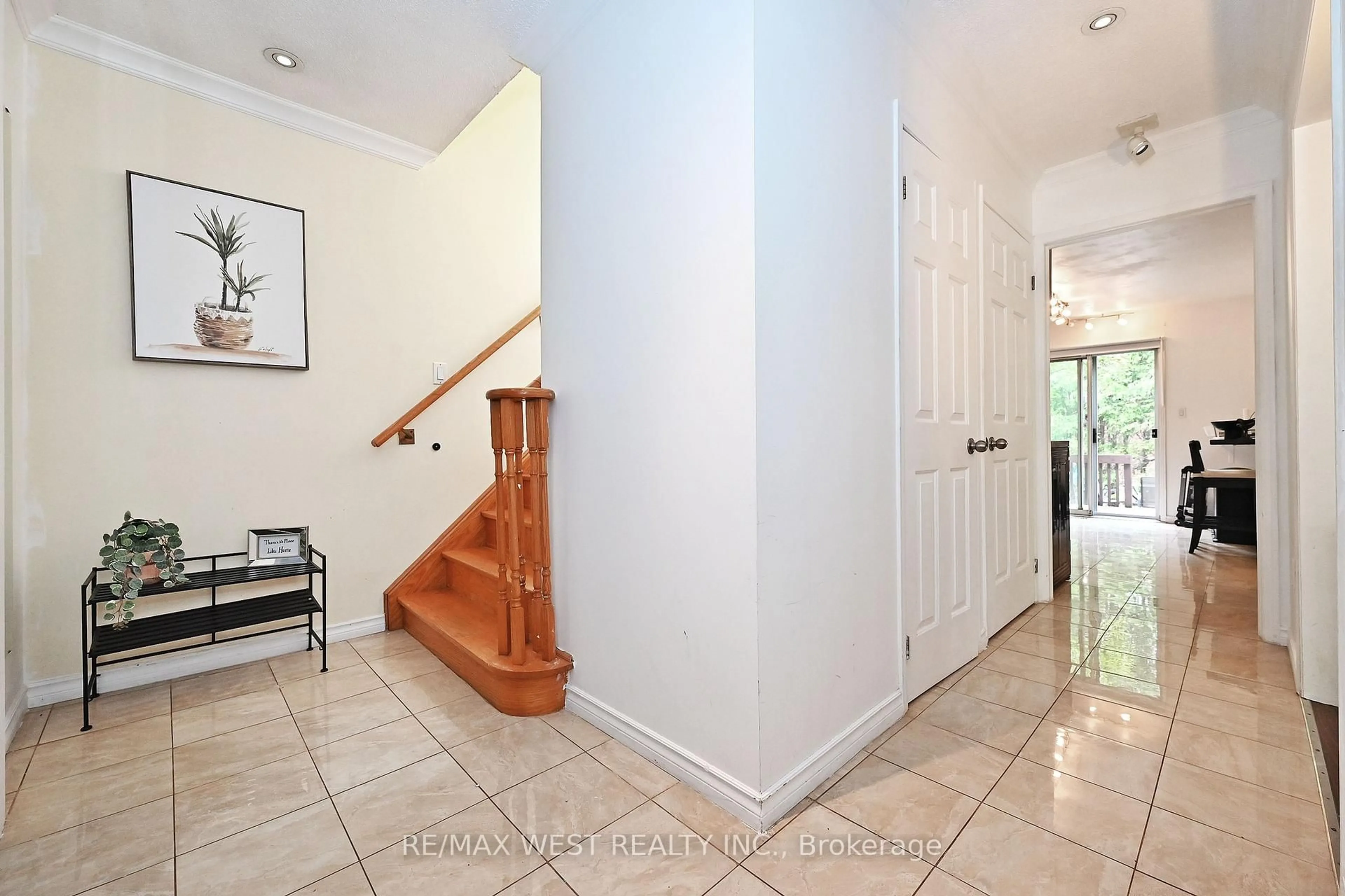 Indoor entryway for 348 Brownridge Dr, Vaughan Ontario L4J 5W9