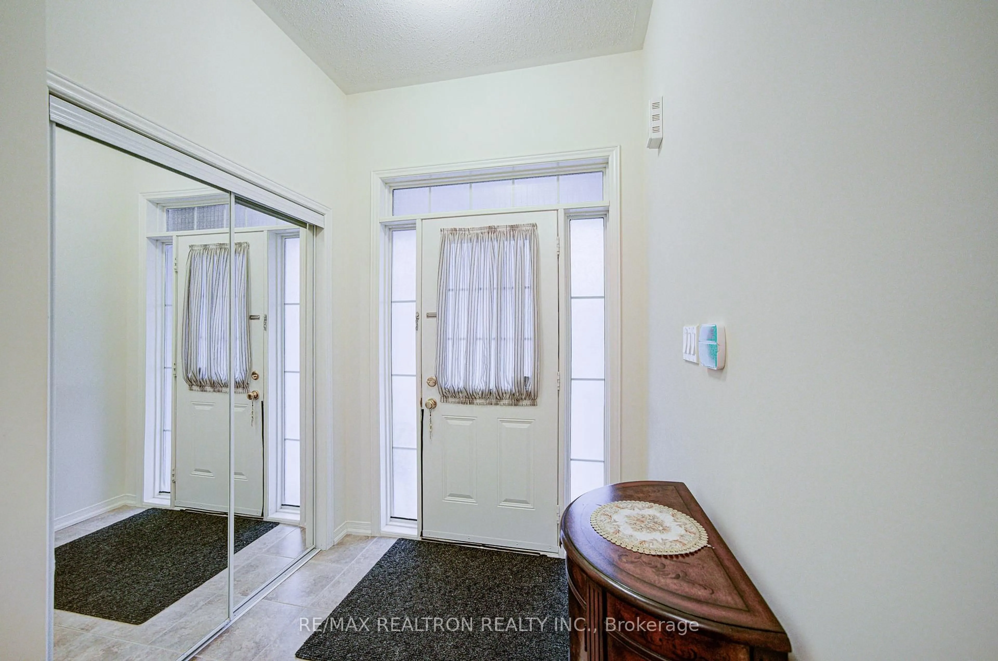 Indoor foyer for 1275 Blencowe Cres, Newmarket Ontario L3X 0C5