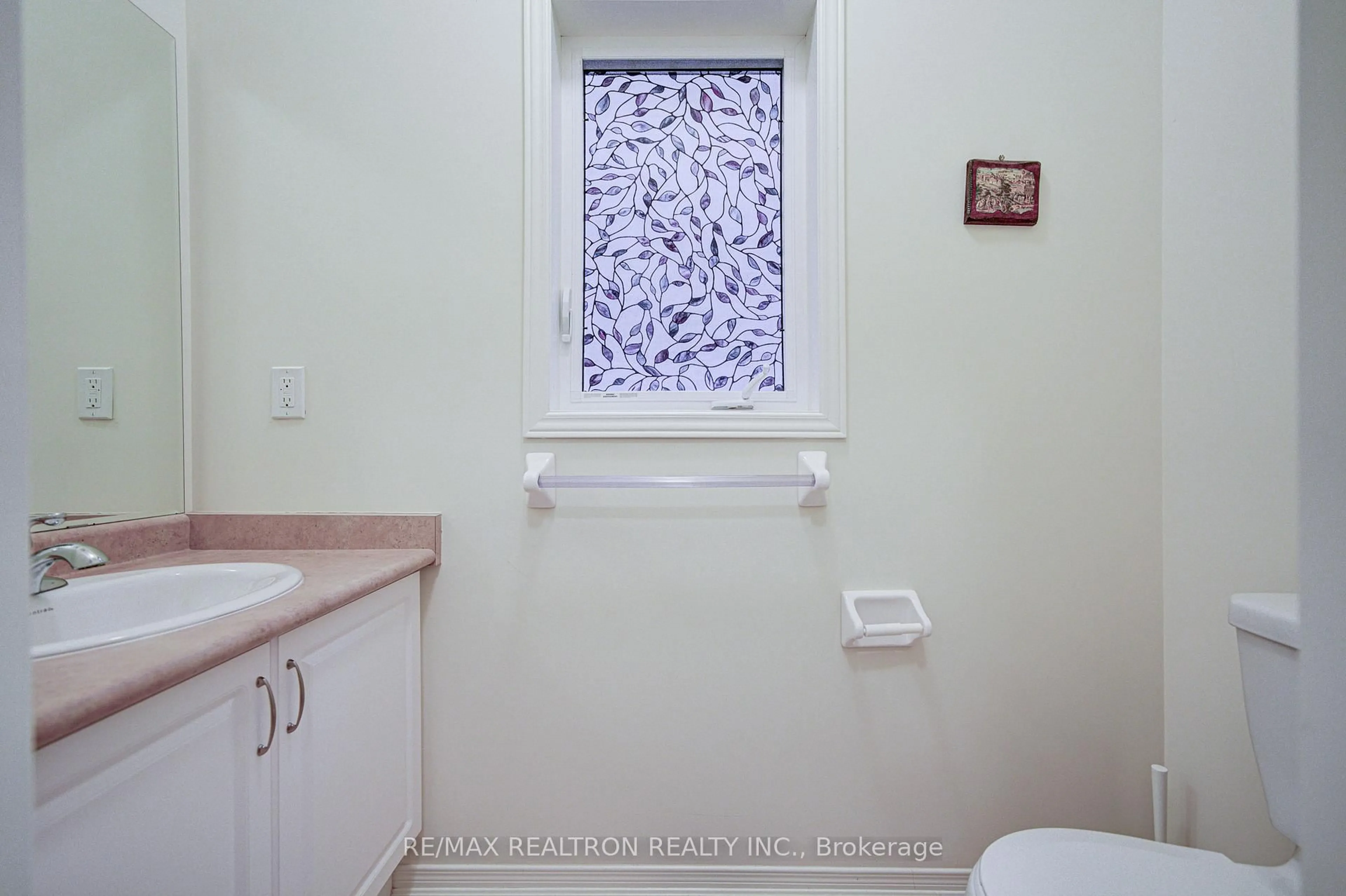 Standard bathroom, ceramic/tile floor for 1275 Blencowe Cres, Newmarket Ontario L3X 0C5