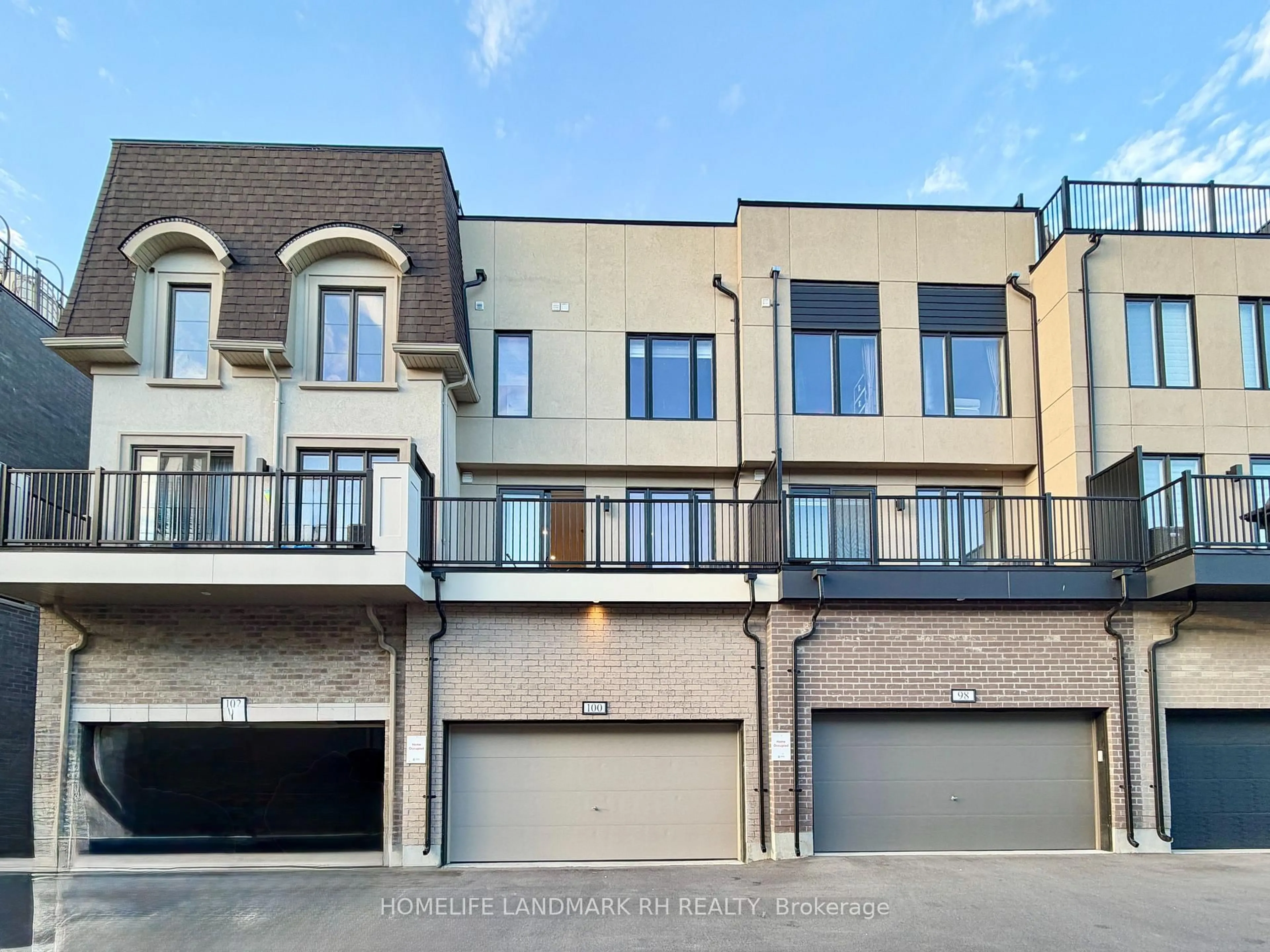 A pic from outside/outdoor area/front of a property/back of a property/a pic from drone, street for 100 Guardhouse Cres, Markham Ontario L6C 3J9