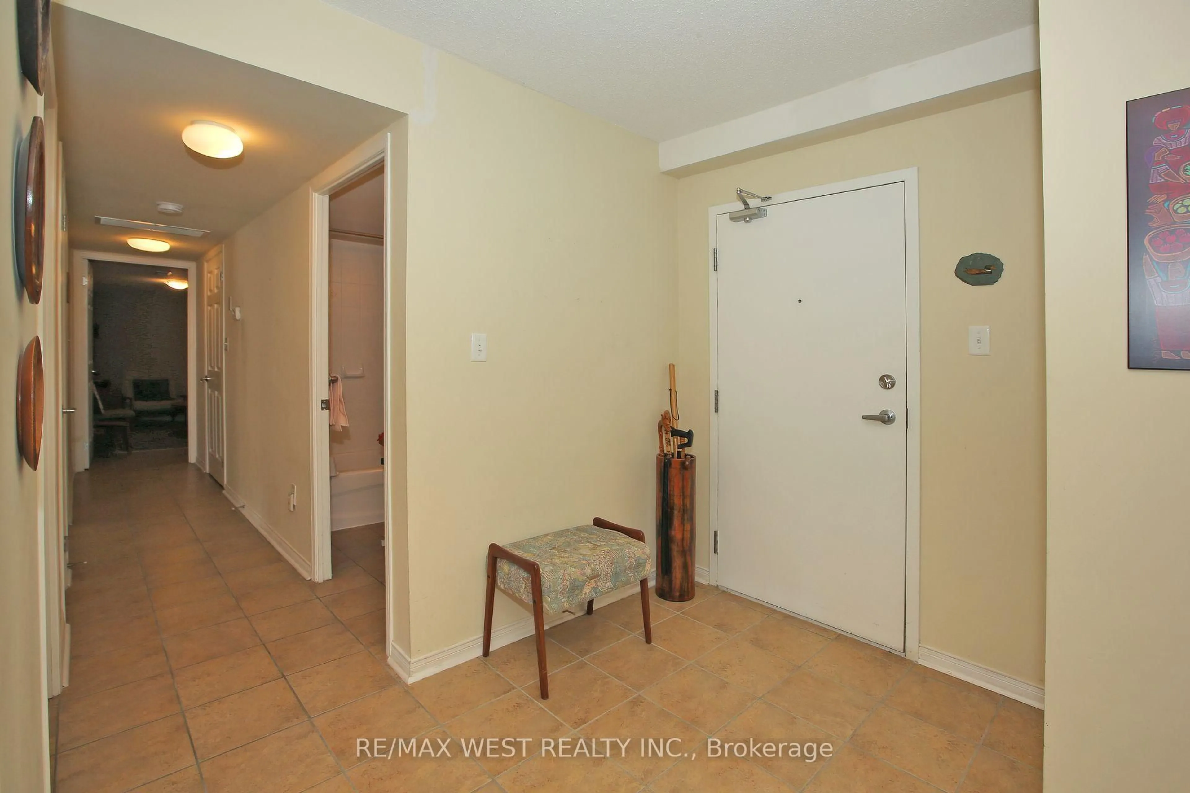 Indoor entryway for 32 Church St #223, King Ontario L0G 1T0