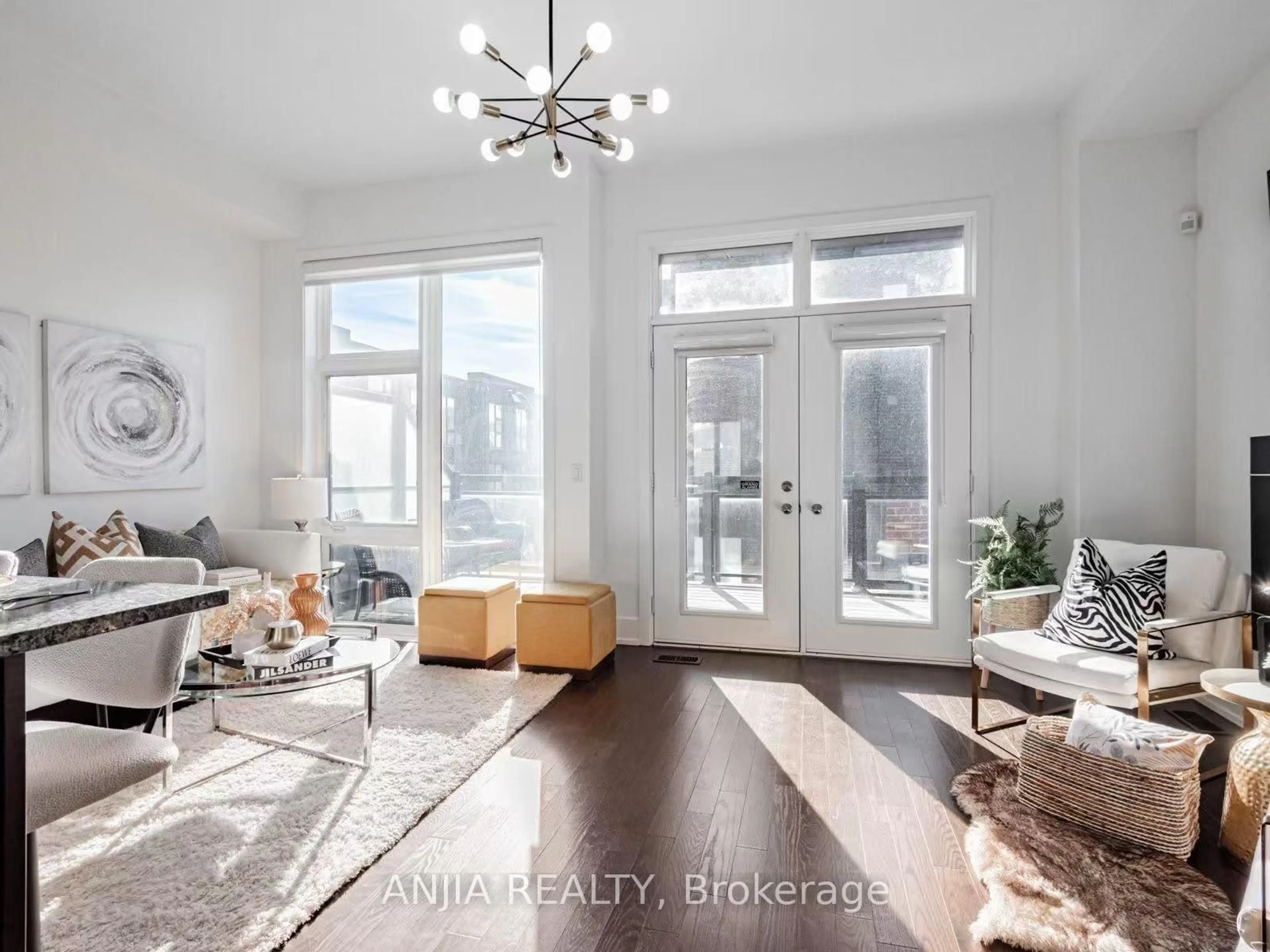 Indoor entryway for 9140 Bathurst St, Vaughan Ontario L4J 0K1