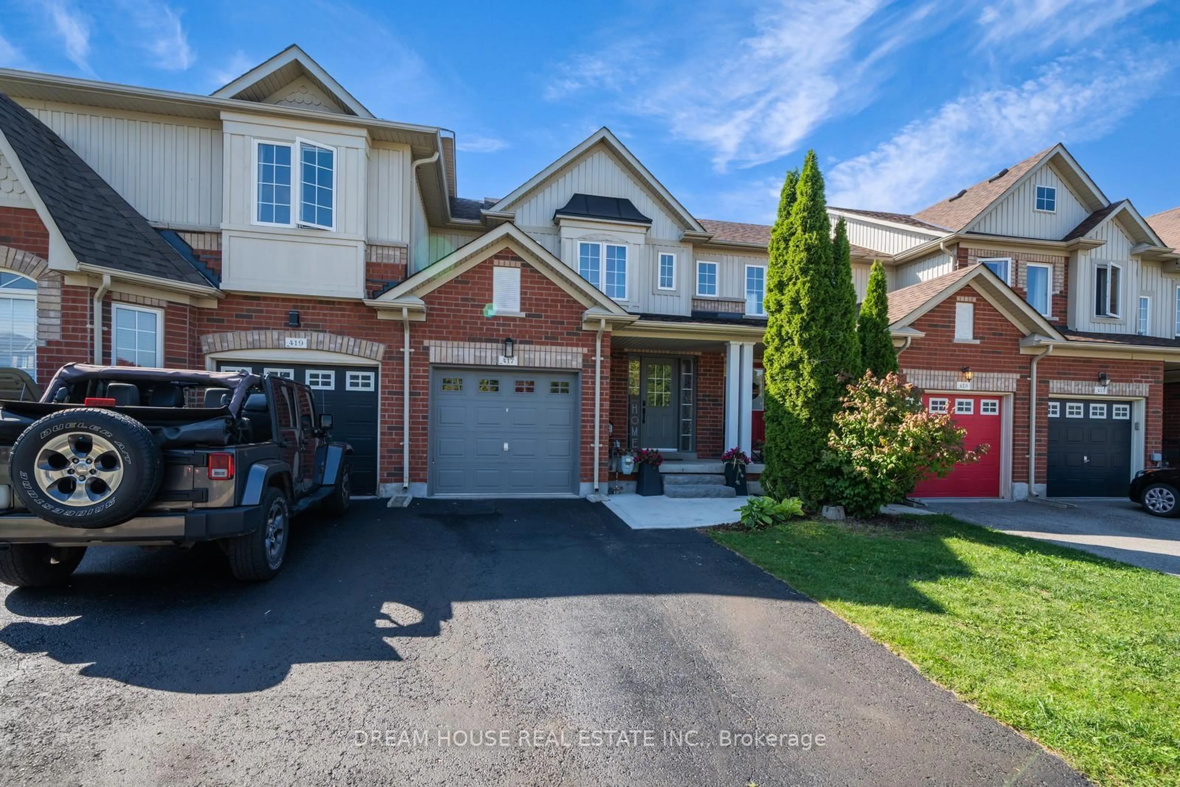 Home with brick exterior material, street for 417 King St, East Gwillimbury Ontario L0G 1M0