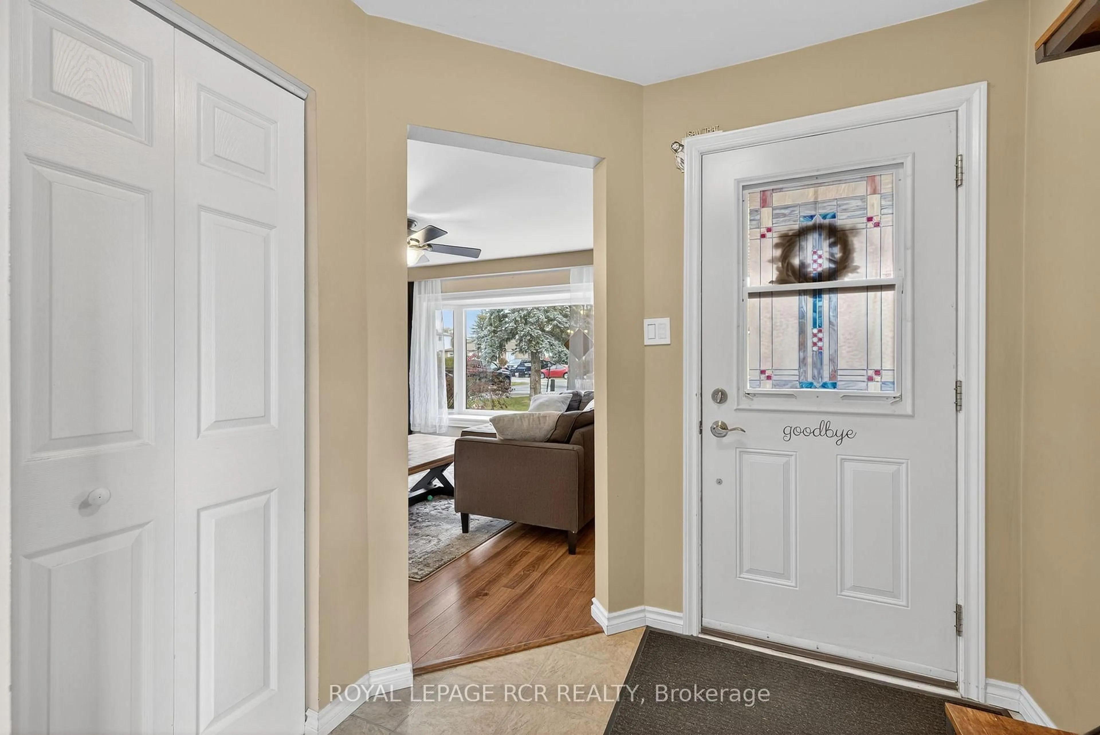 Indoor entryway for 19 Alphonsus Crt, New Tecumseth Ontario L0G 1W0