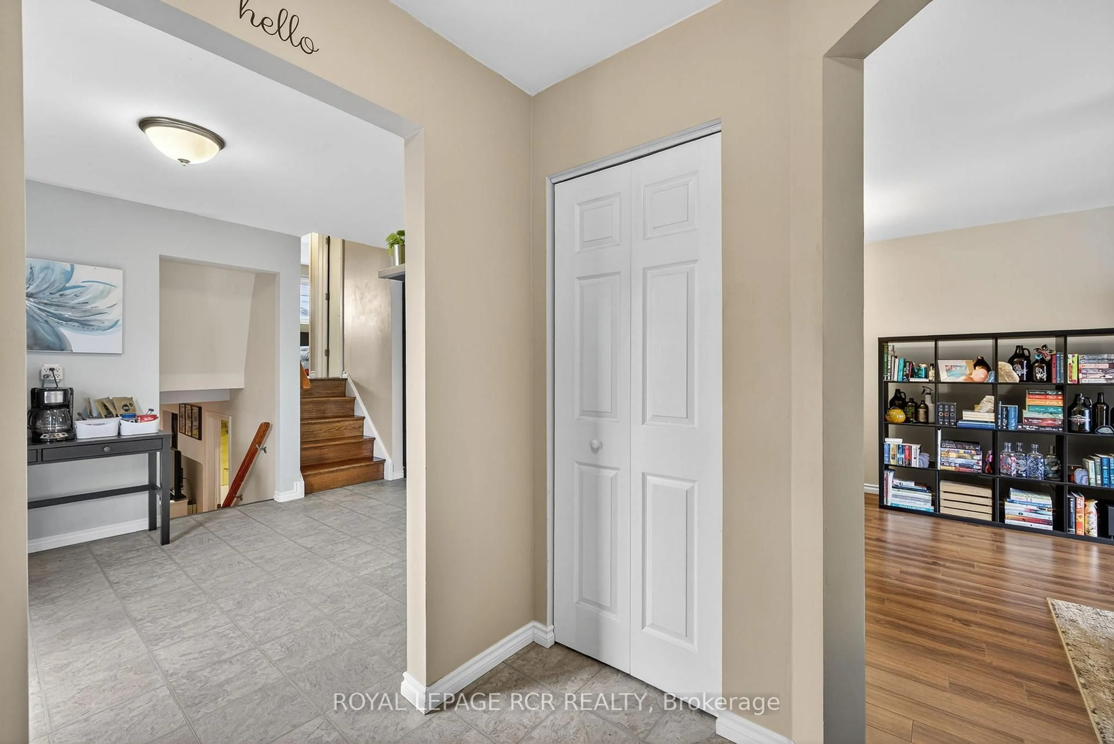 Indoor entryway for 19 Alphonsus Crt, New Tecumseth Ontario L0G 1W0