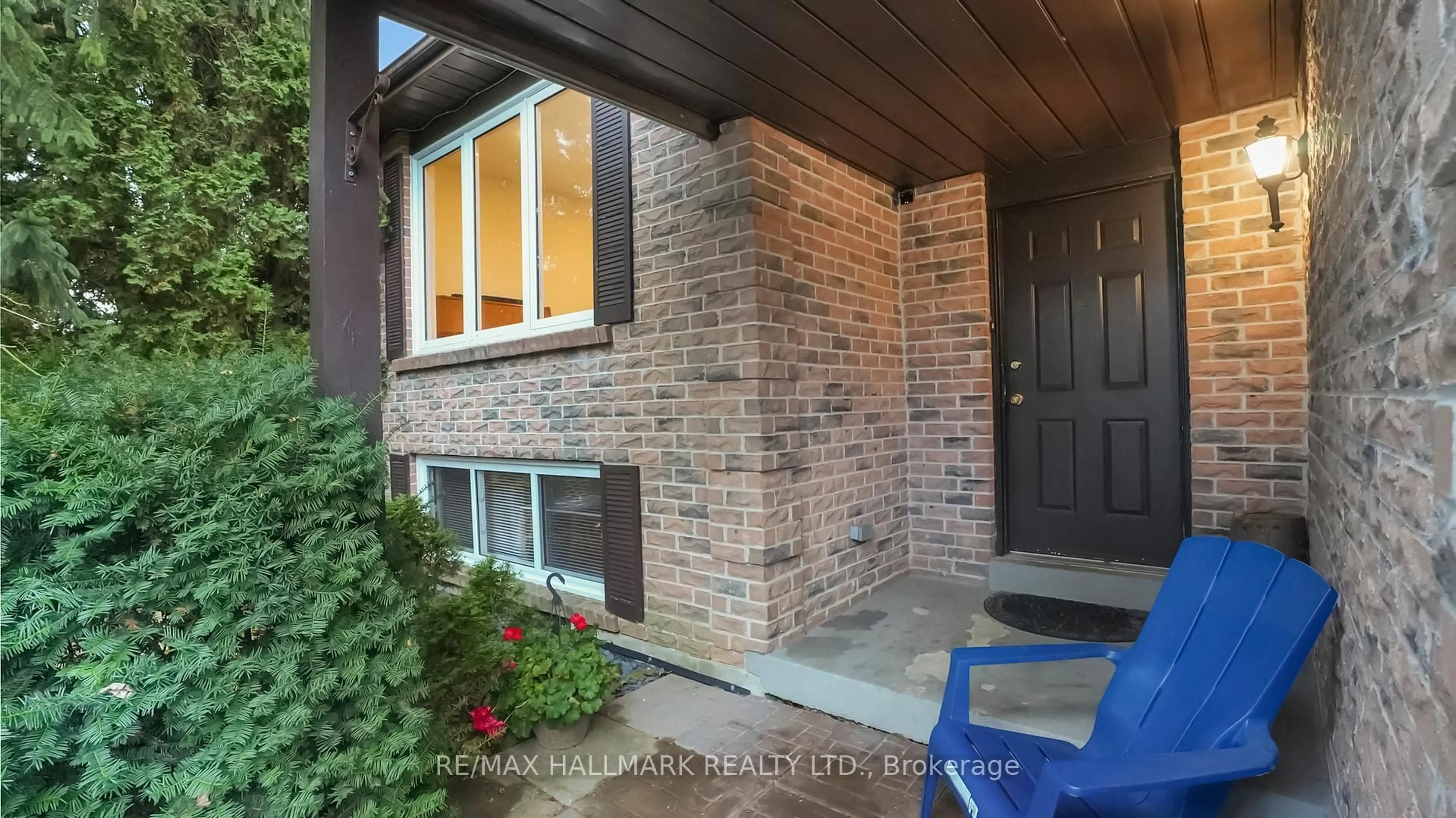 Home with brick exterior material, street for 22 Avondale Cres, Aurora Ontario L4G 3P6