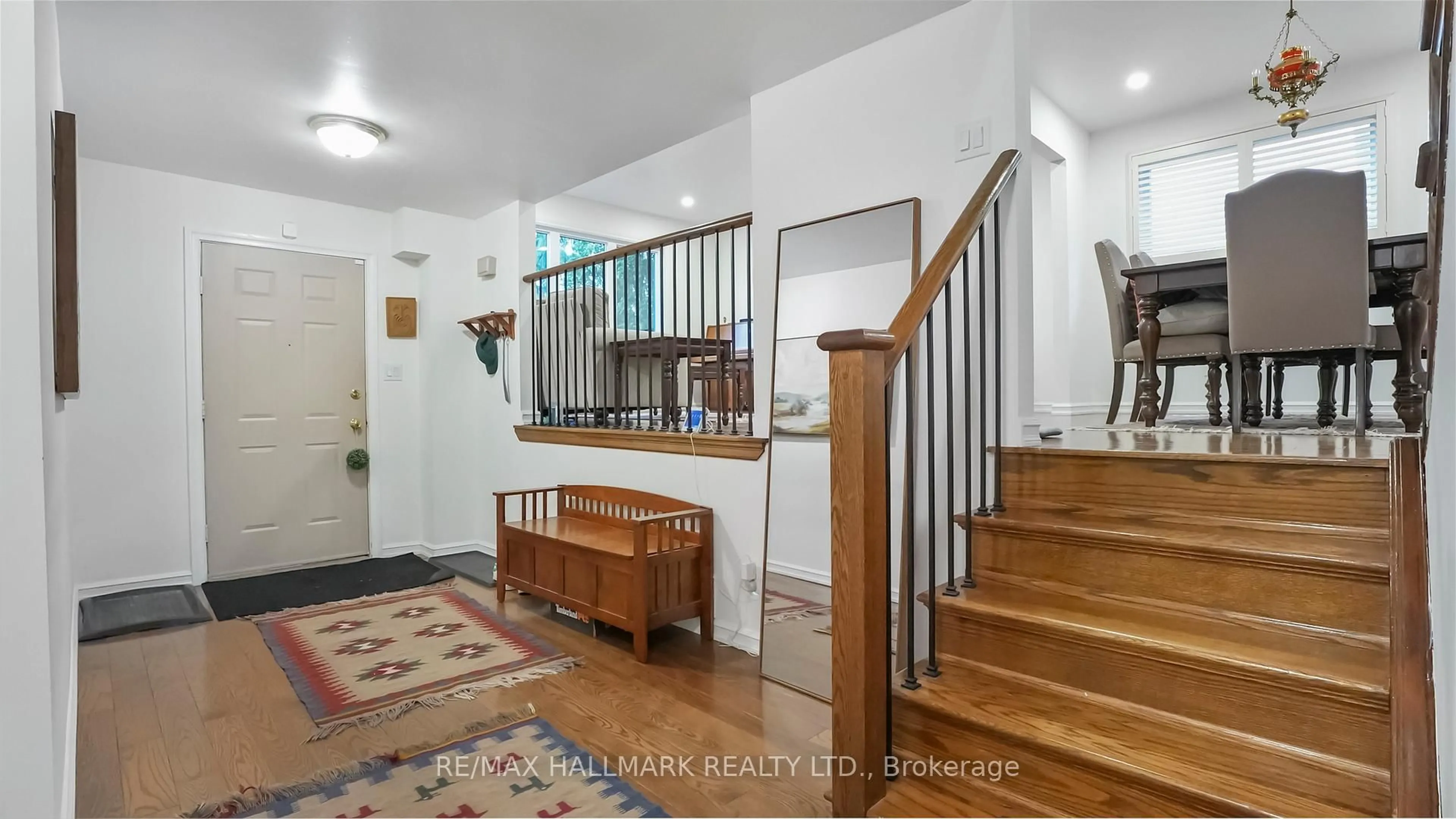 Indoor foyer for 22 Avondale Cres, Aurora Ontario L4G 3P6