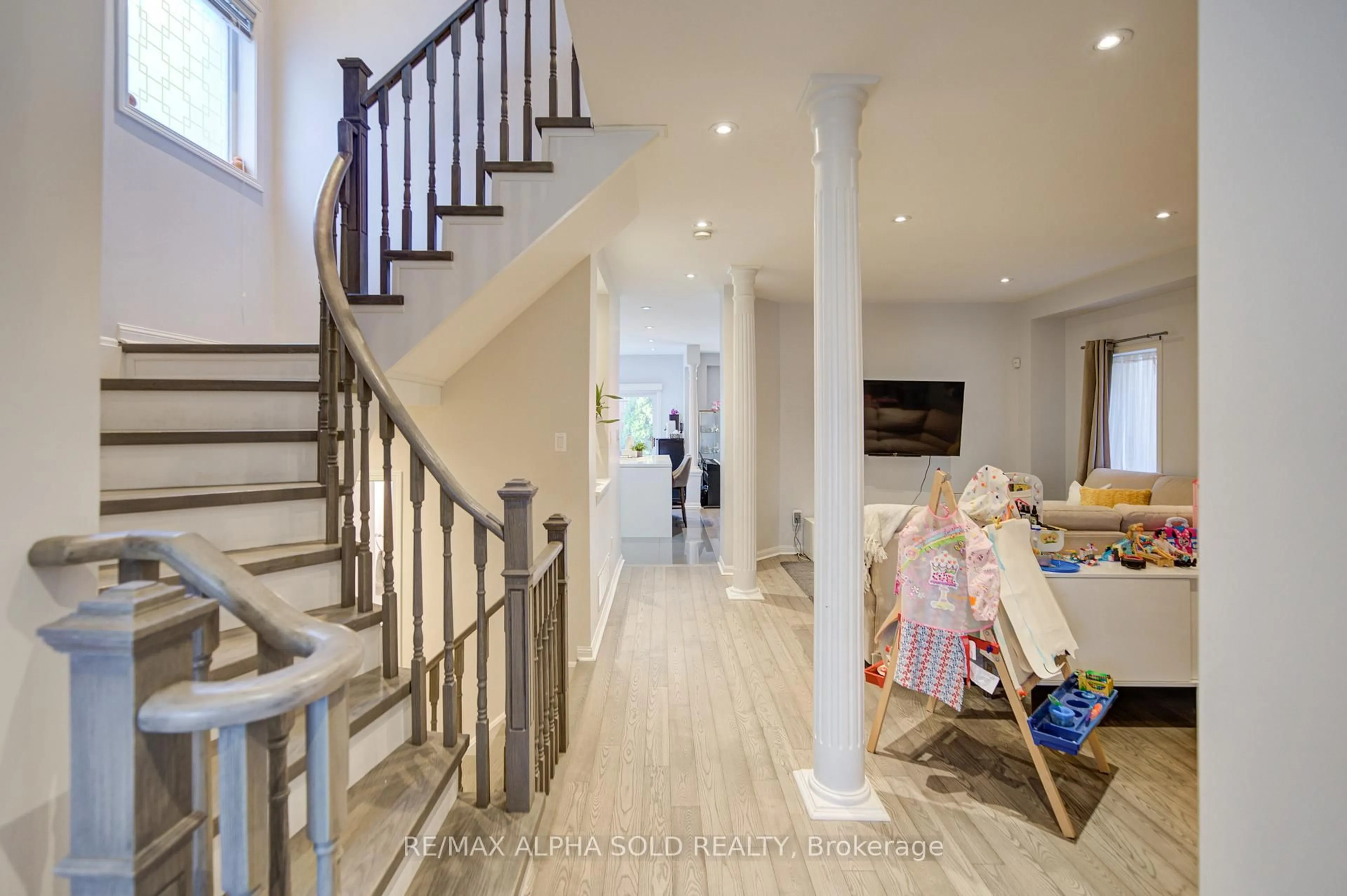 Indoor foyer for 6 Sapphire Dr, Richmond Hill Ontario L4S 2E4