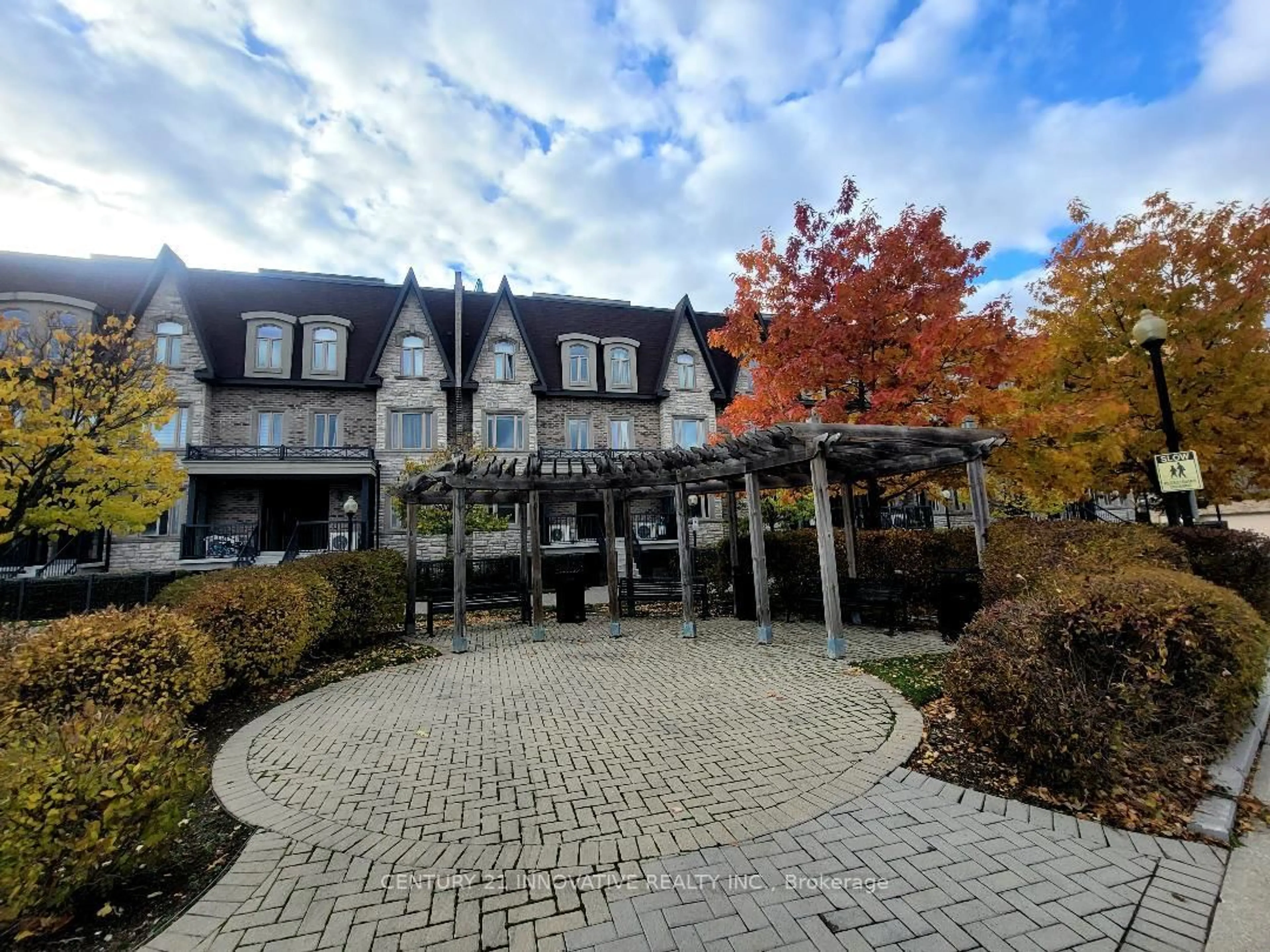 Patio, street for 320 John St #106, Markham Ontario L3T 0B1