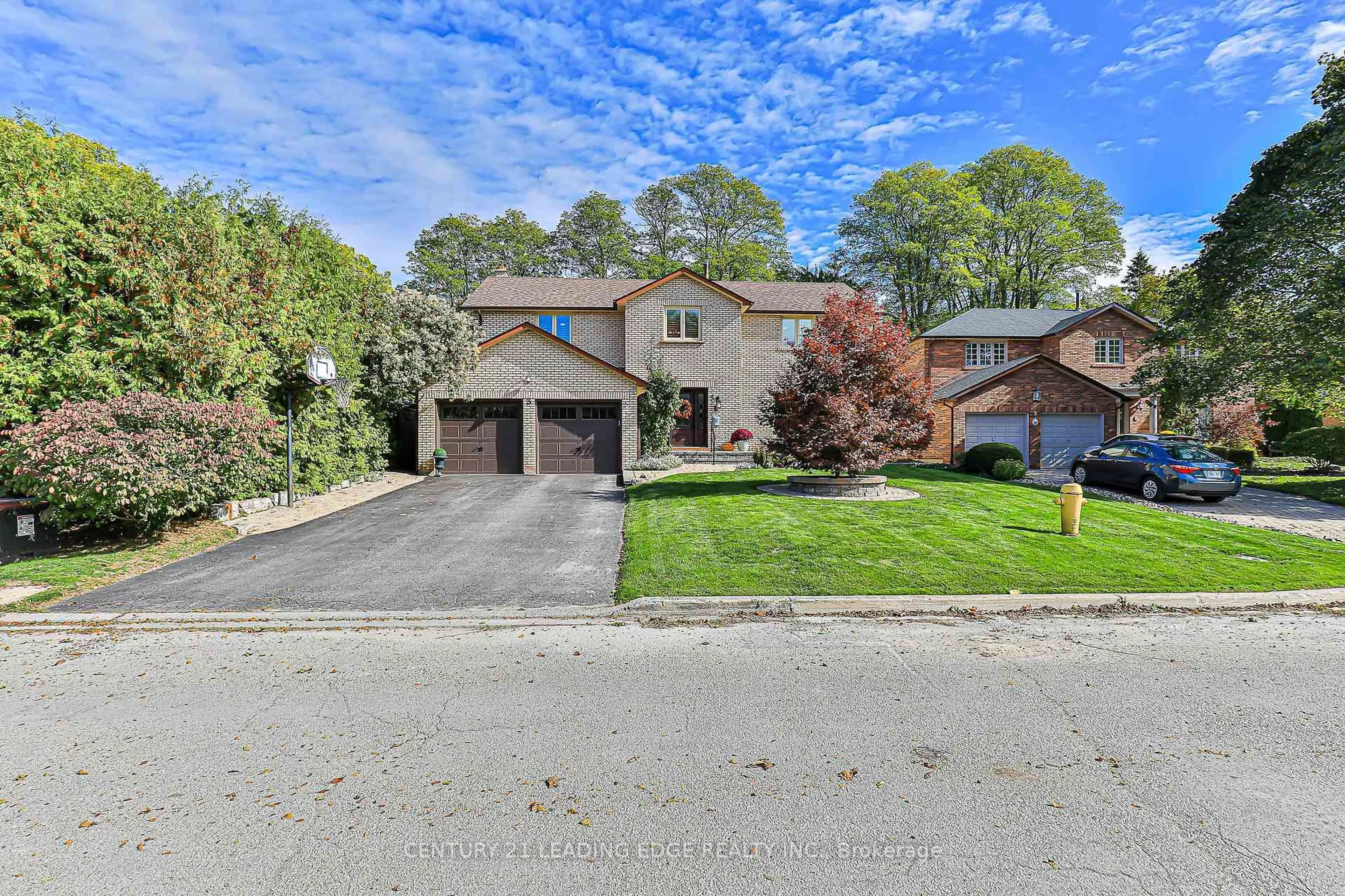 A pic from outside/outdoor area/front of a property/back of a property/a pic from drone, street for 3 King Arthur's Crt, Markham Ontario L3P 3V4