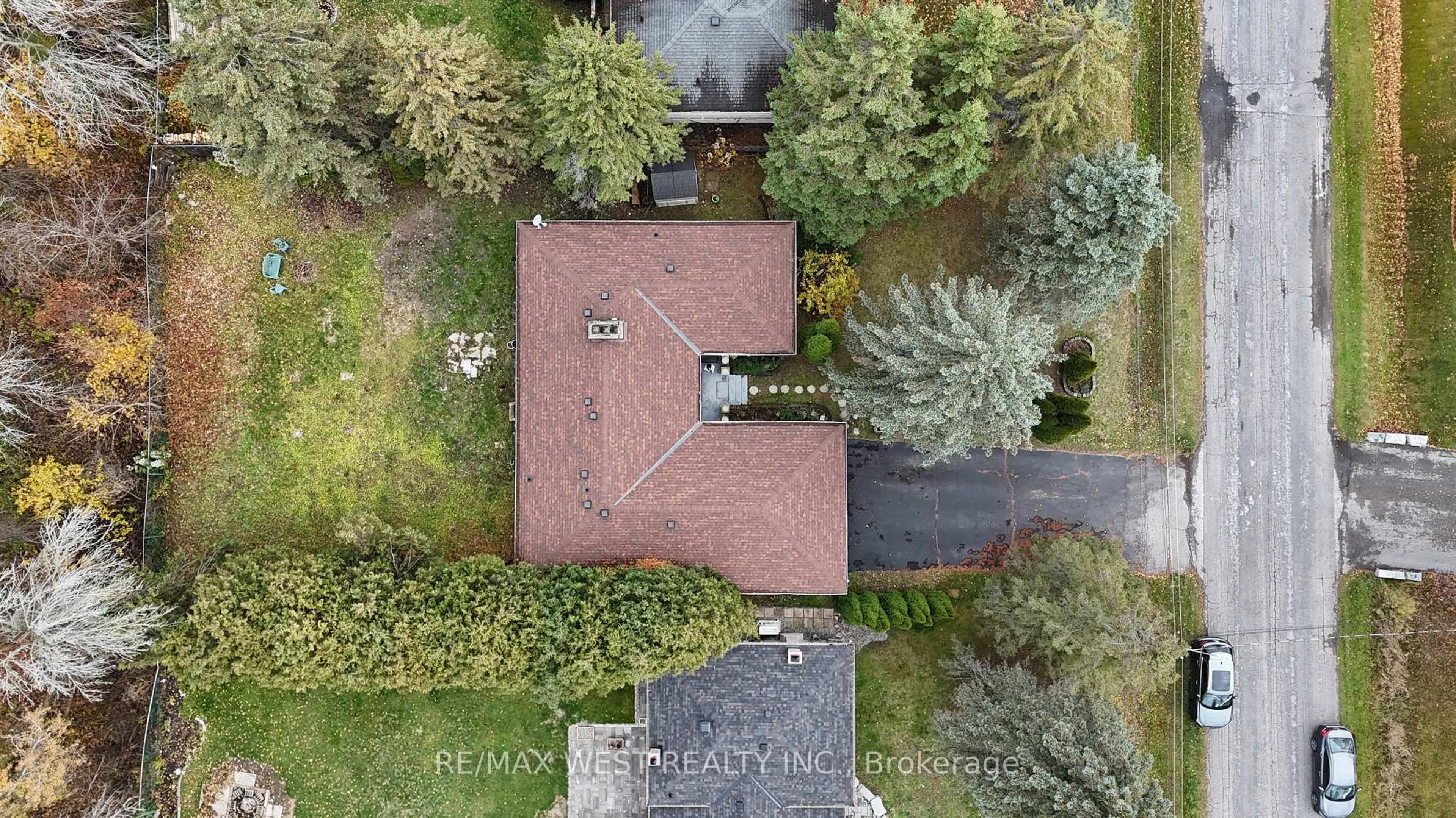 A pic from outside/outdoor area/front of a property/back of a property/a pic from drone, street for 1164 North Shore Dr, Innisfil Ontario L0L 1R0