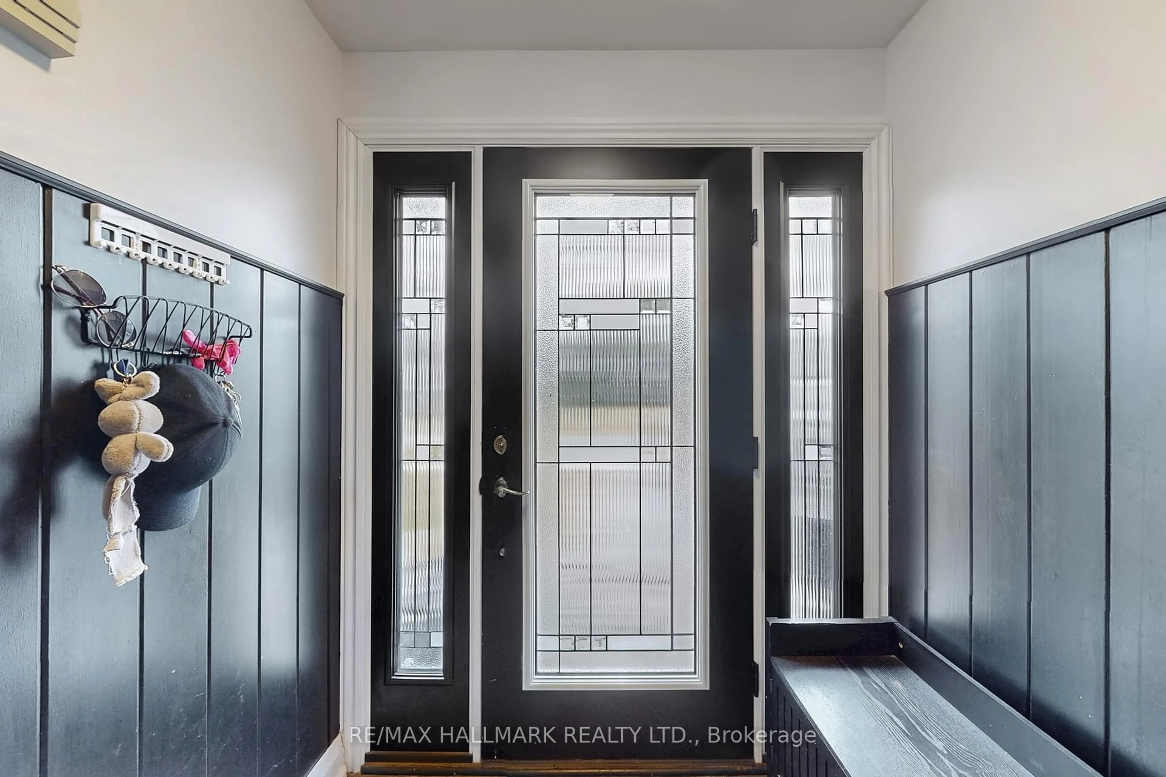 Indoor entryway for 4 Devins Dr, Aurora Ontario L4G 2Z1