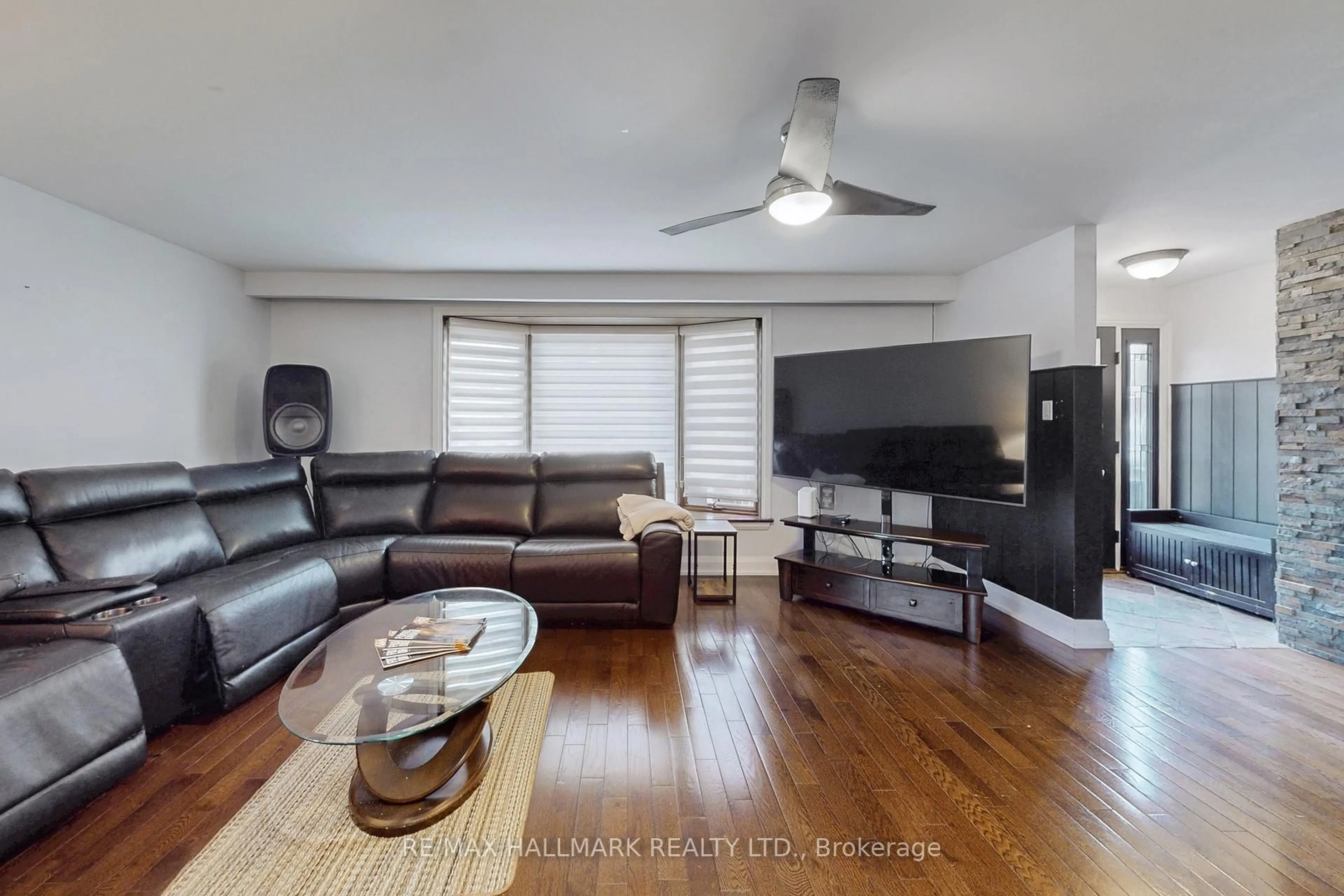 Living room with furniture, wood/laminate floor for 4 Devins Dr, Aurora Ontario L4G 2Z1