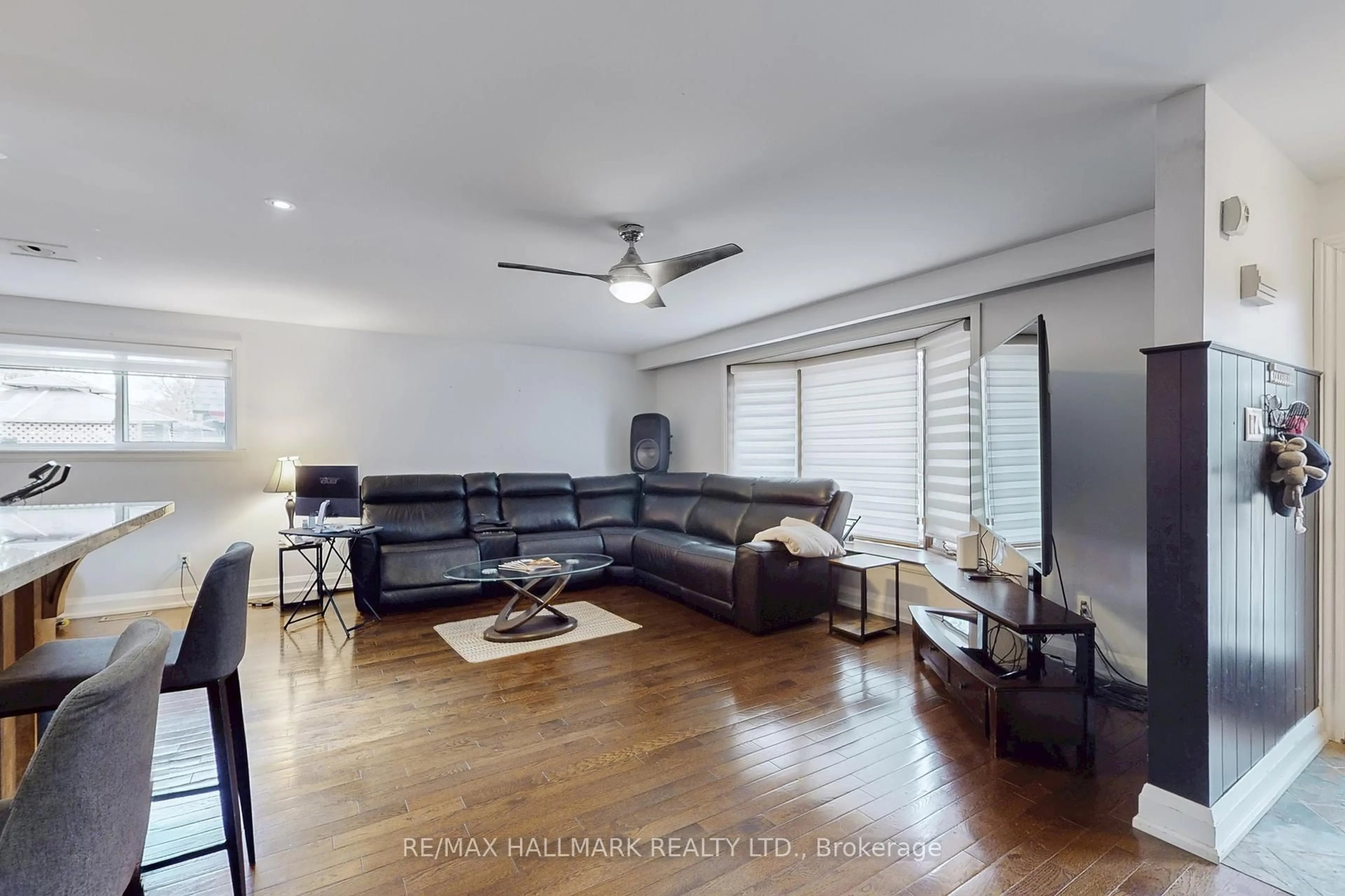 Living room with furniture, unknown for 4 Devins Dr, Aurora Ontario L4G 2Z1