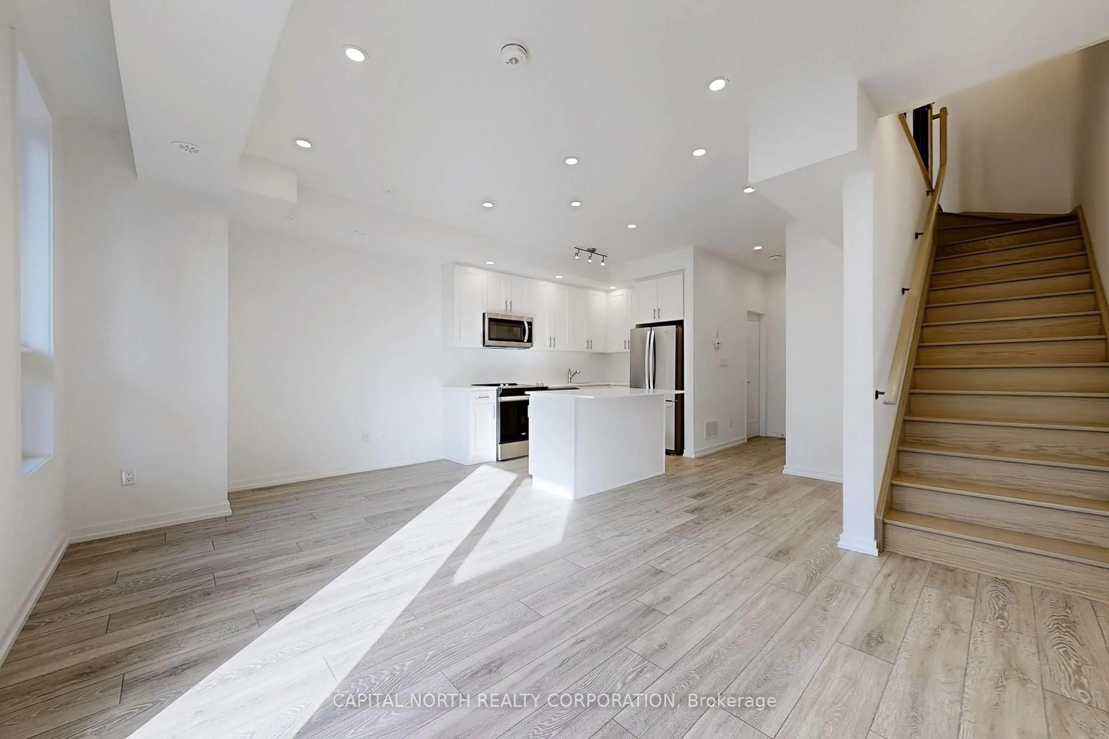 Open concept kitchen, unknown for 26 Lytham green Circ #8, Newmarket Ontario L3Y 0H5