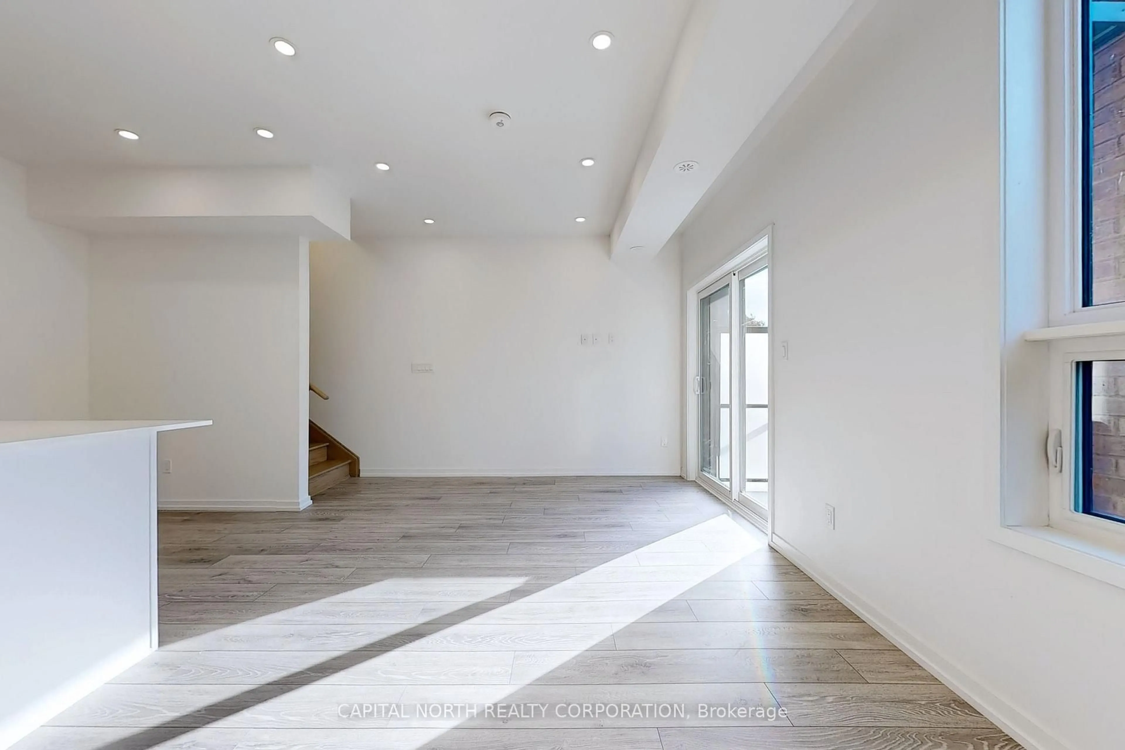 Indoor foyer for 26 Lytham green Circ #8, Newmarket Ontario L3Y 0H5