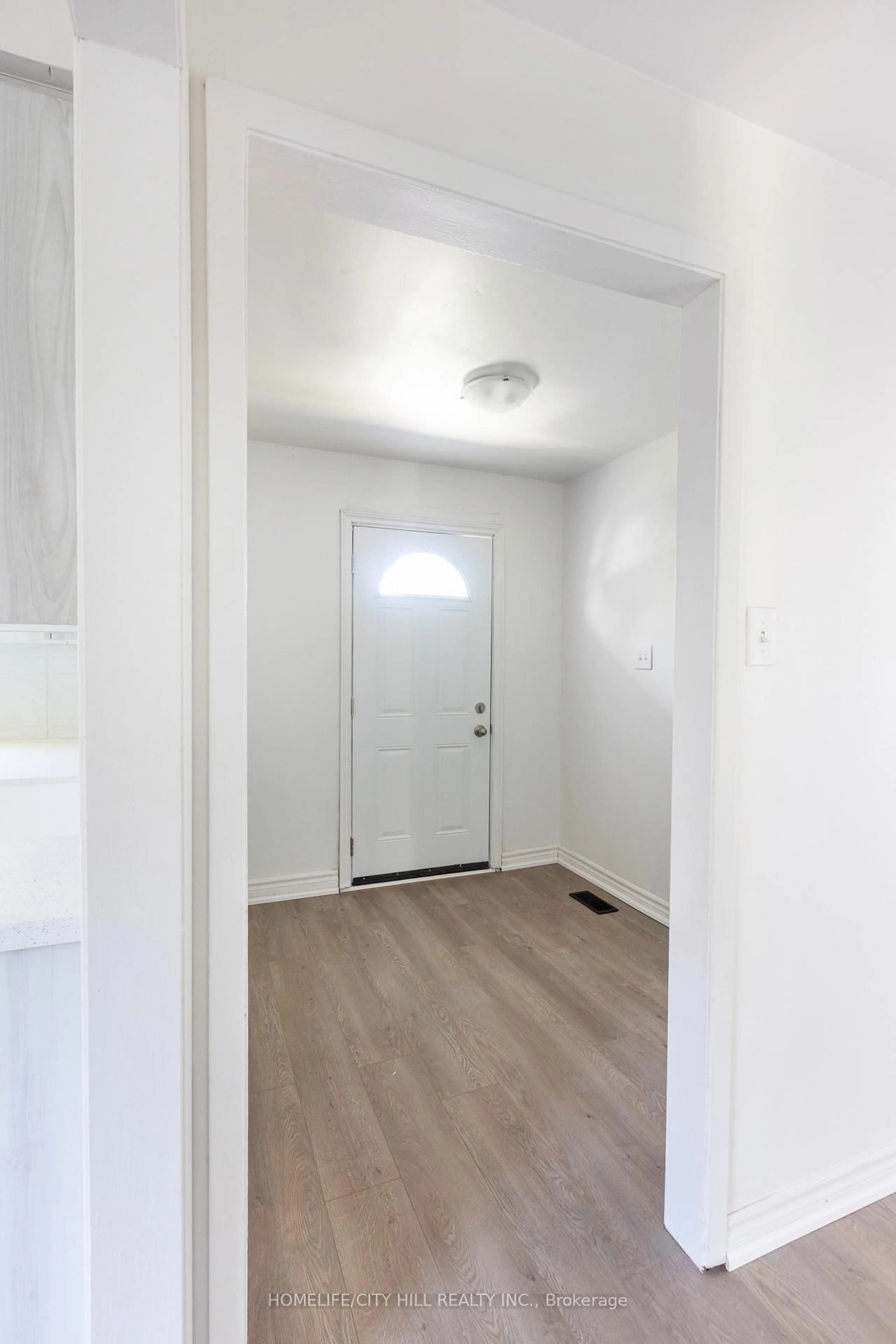 Indoor entryway for 347 Hollywood Dr, Georgina Ontario L4P 3A2