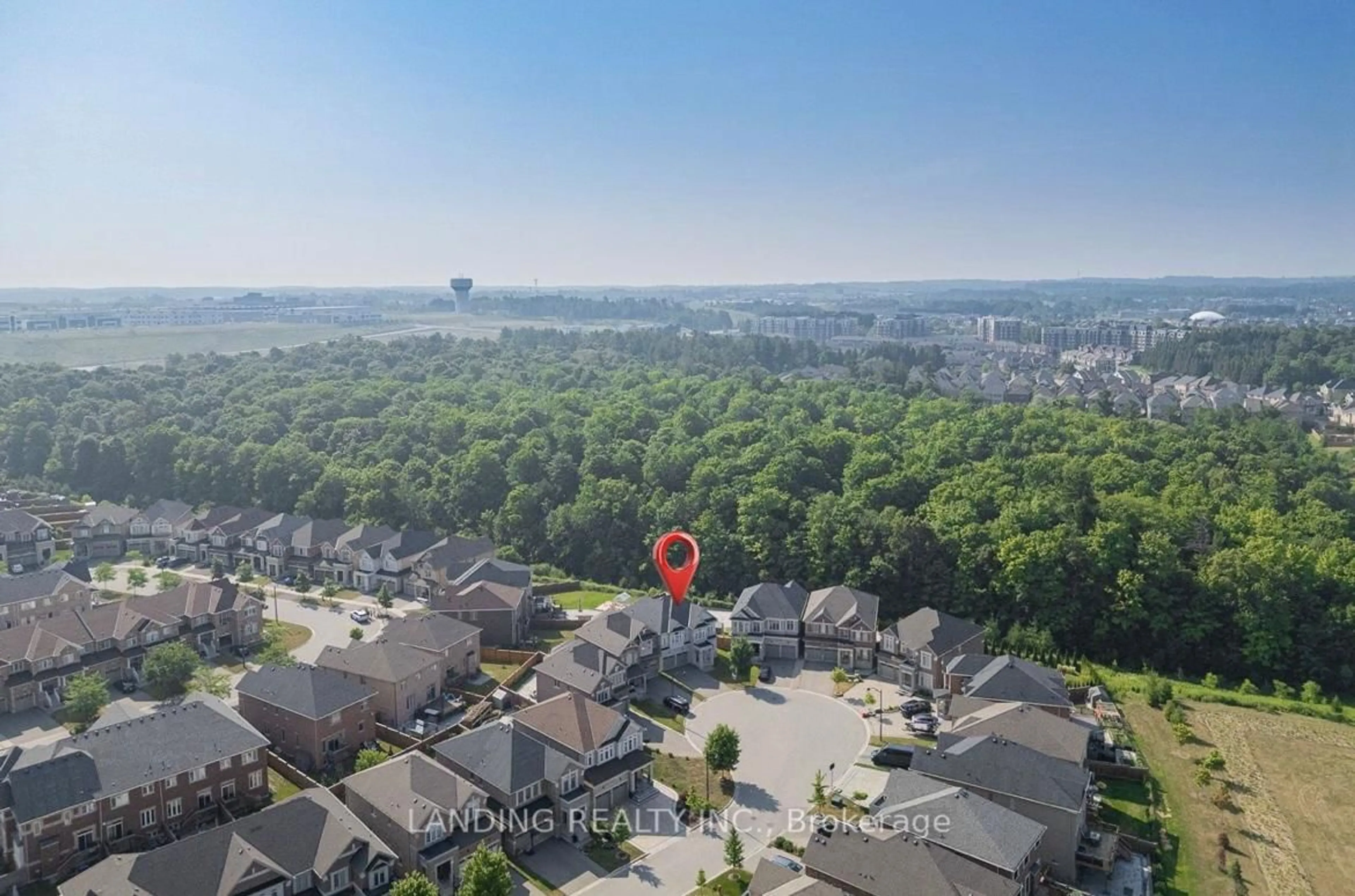 A pic from outside/outdoor area/front of a property/back of a property/a pic from drone, city buildings view from balcony for 39 Bolsby Crt, Aurora Ontario L4G 7C4