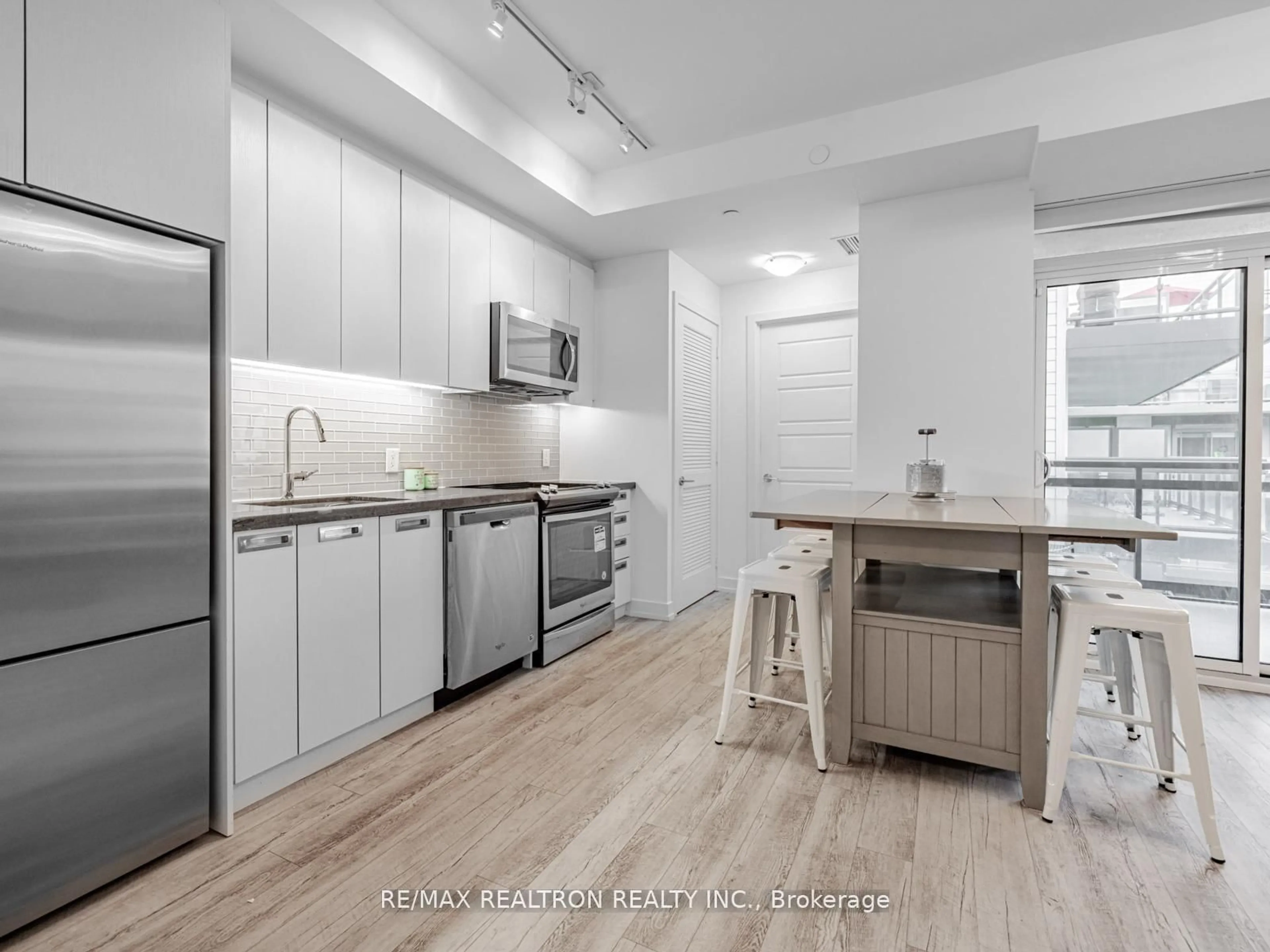 Open concept kitchen, unknown for 271 Sea Ray Ave #B303, Innisfil Ontario L9S 0J4